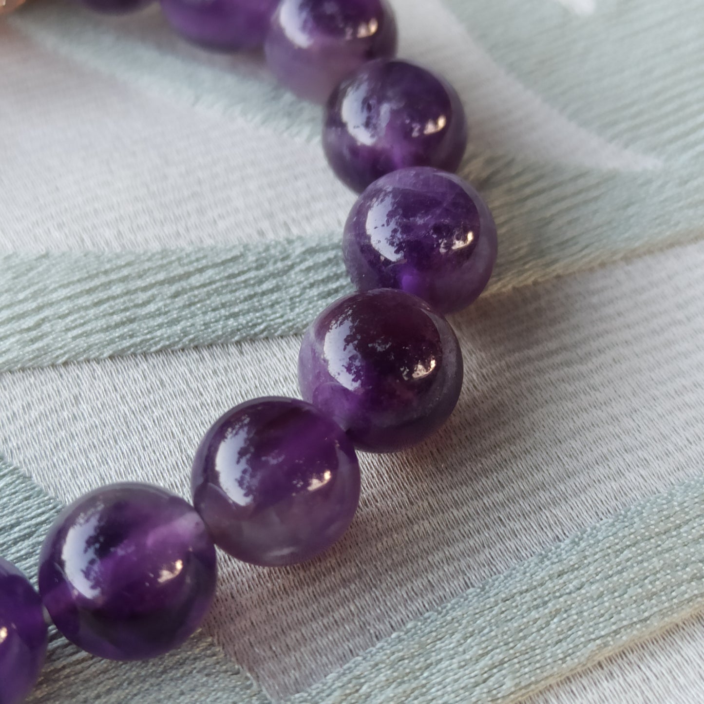 Respiro d’Ametista – Bracelet with amethyst and decorated copper