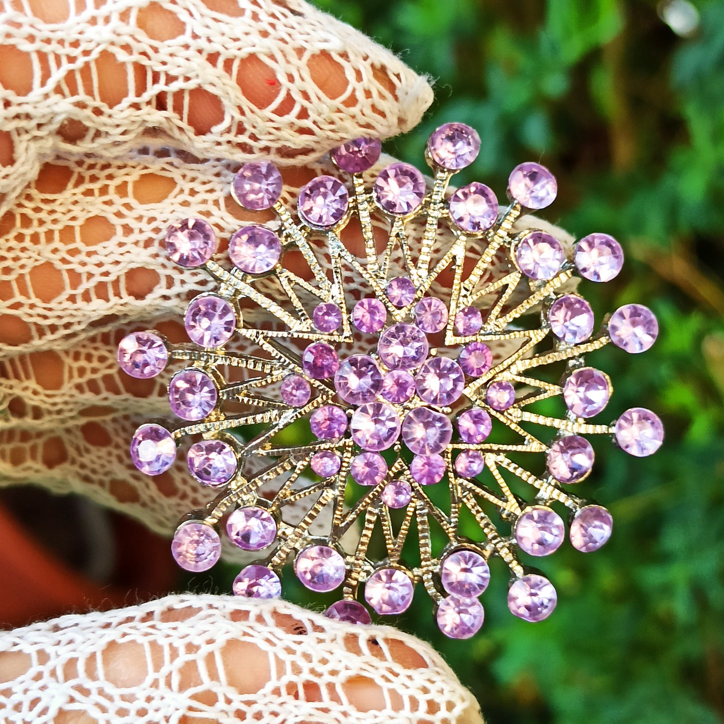 Fiato di Luce - Vintage brooch in silver-toned metal with amethyst rhinestones