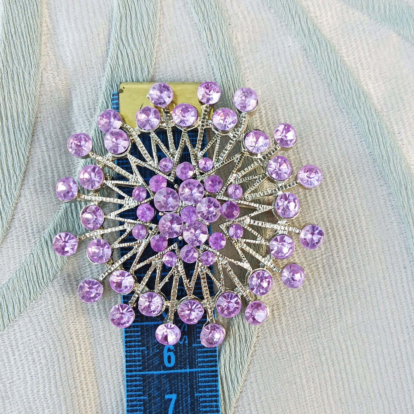Fiato di Luce - Vintage brooch in silver-toned metal with amethyst rhinestones