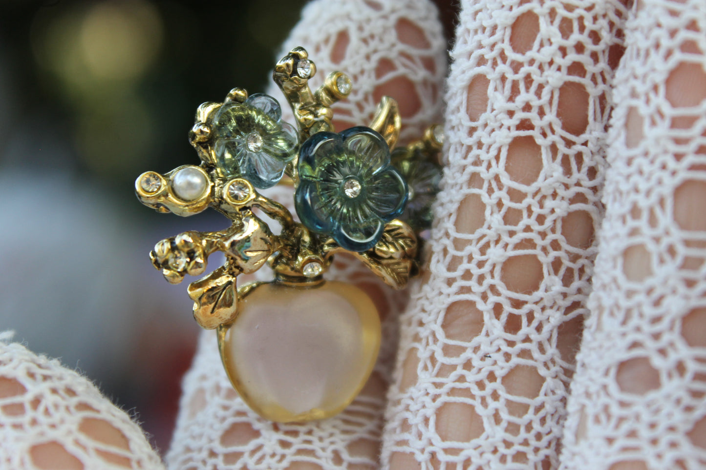 Vaso dell’Anima - Vintage brooch from the '80s with zircons and pearls