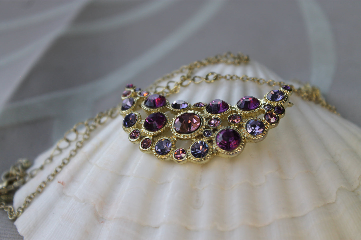 Lacrime di Aurora - Avon necklace in golden metal with pink and purple crystals