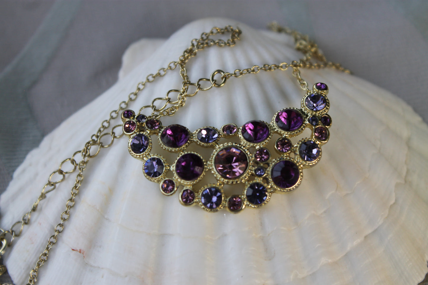 Lacrime di Aurora - Avon necklace in golden metal with pink and purple crystals