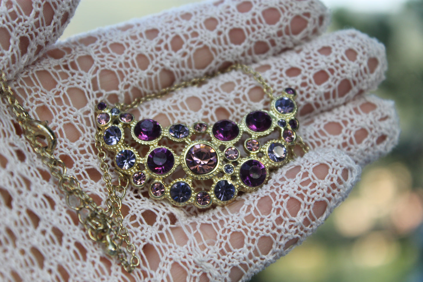 Lacrime di Aurora - Avon necklace in golden metal with pink and purple crystals