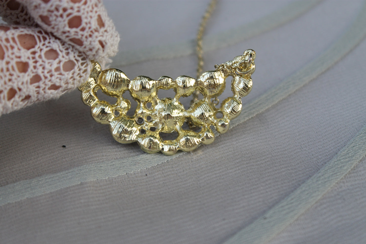Lacrime di Aurora - Avon necklace in golden metal with pink and purple crystals
