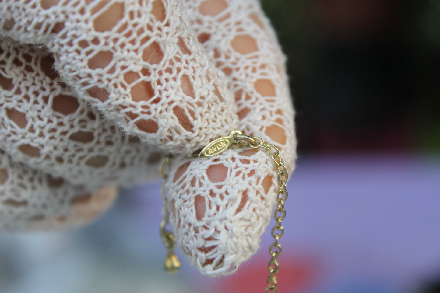 Lacrime di Aurora - Avon necklace in golden metal with pink and purple crystals