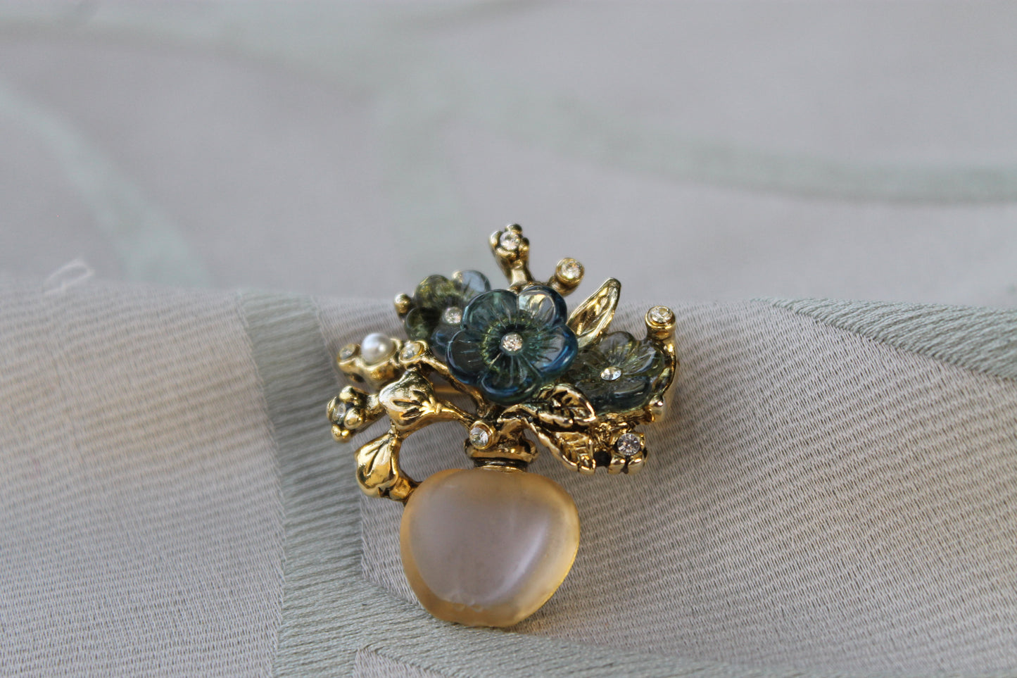 Vaso dell’Anima - Vintage brooch from the '80s with zircons and pearls