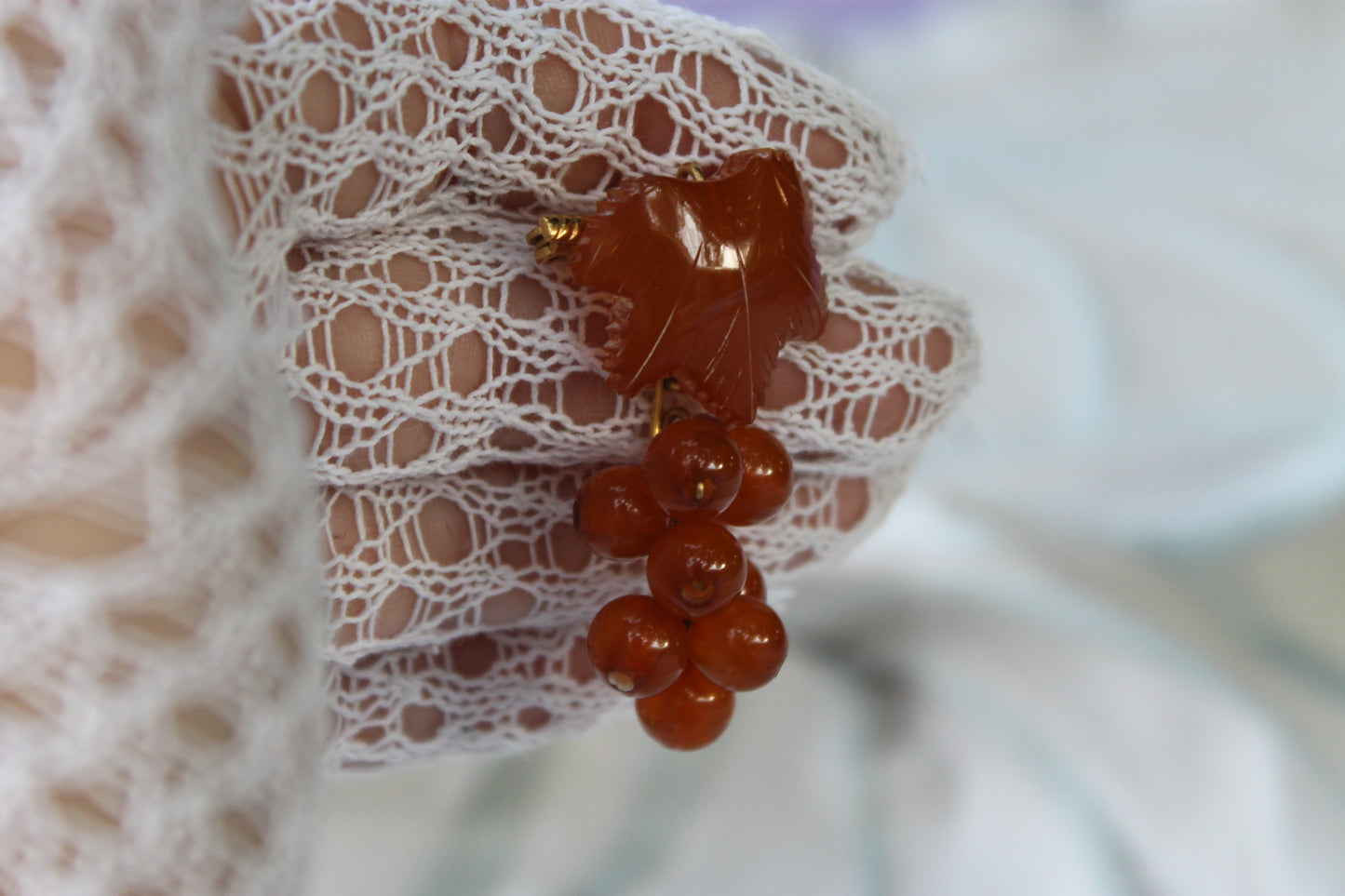 Vite Dormiente - Vintage Brooch in Baltic Amber and Gilded Metal