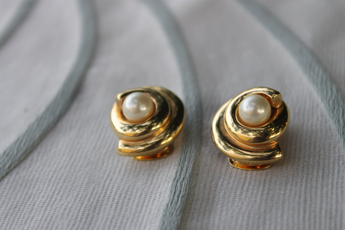 Voto Dorato - Vintage Dolman Earrings from the 90s in Gilded Metal with Pearl