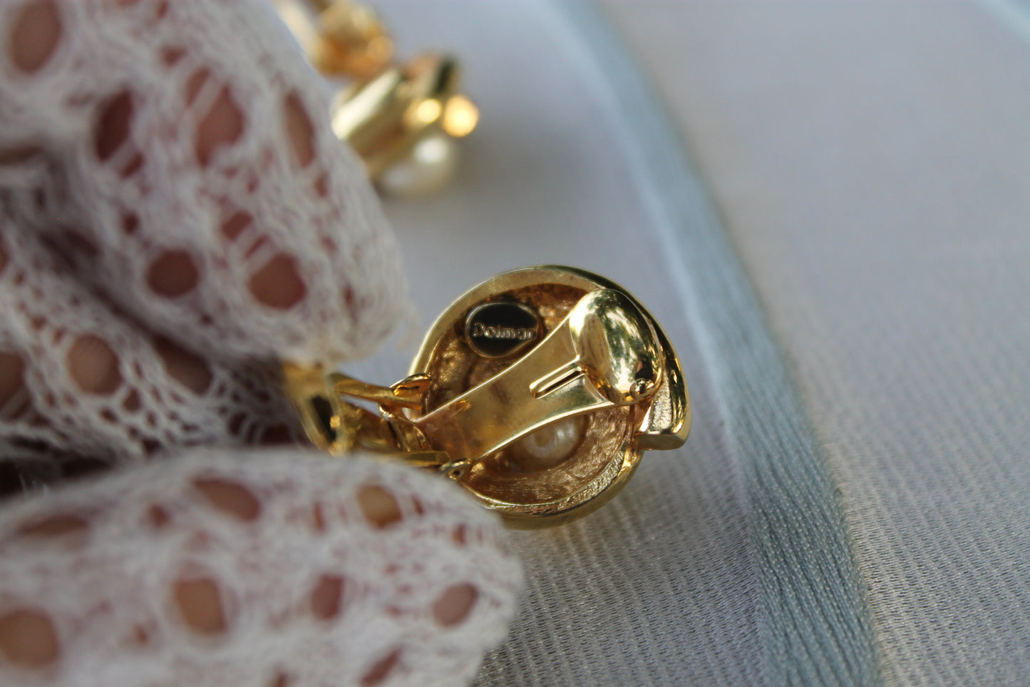 Voto Dorato - Vintage Dolman Earrings from the 90s in Gilded Metal with Pearl