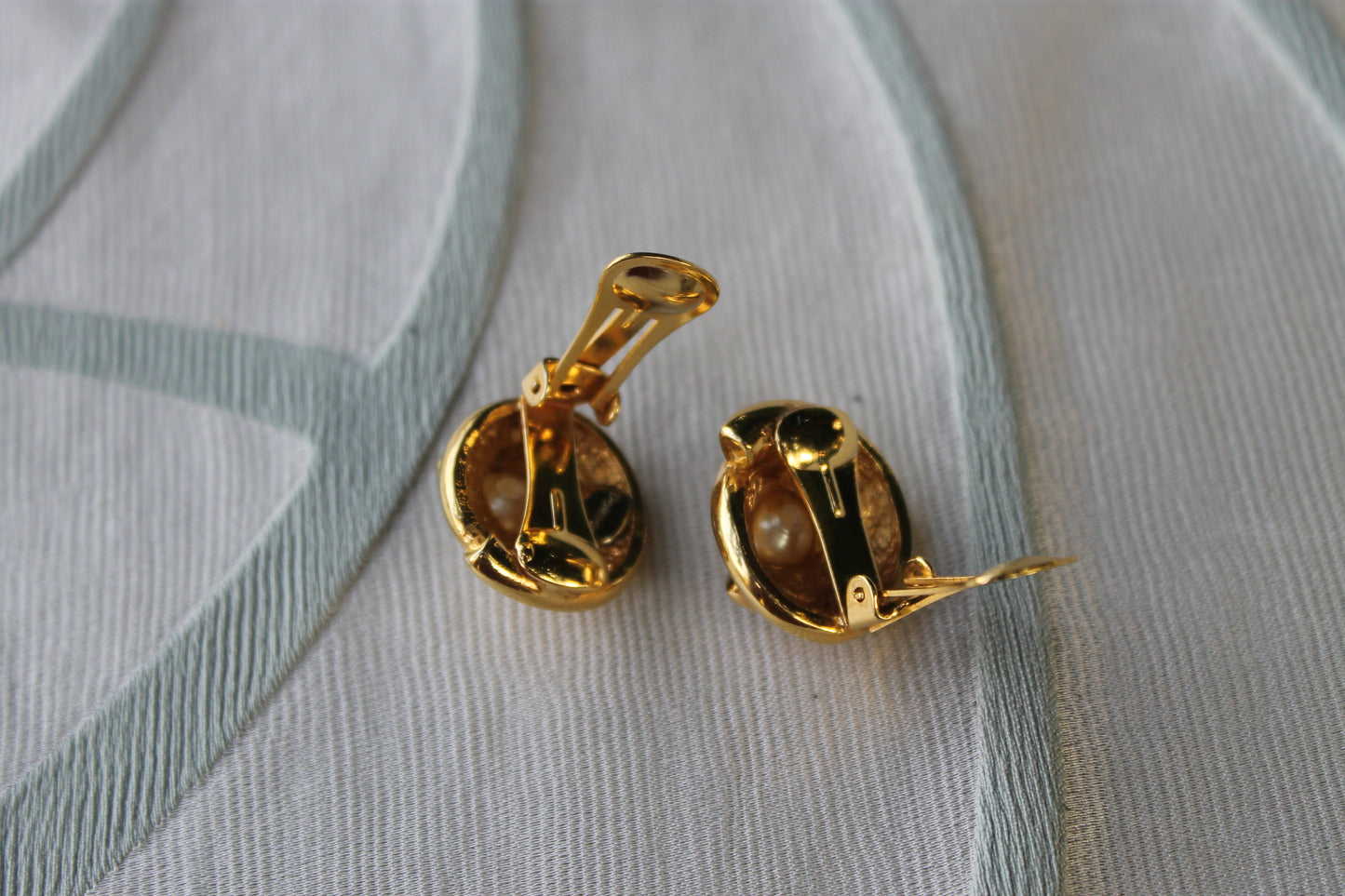 Voto Dorato - Vintage Dolman Earrings from the 90s in Gilded Metal with Pearl