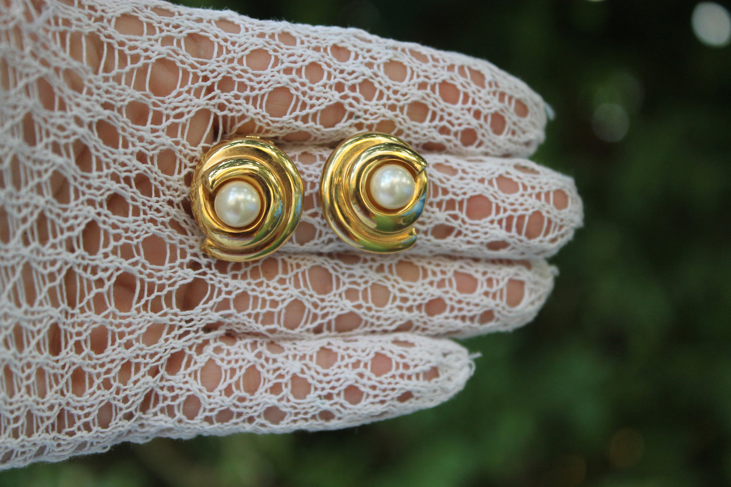 Voto Dorato - Vintage Dolman Earrings from the 90s in Gilded Metal with Pearl