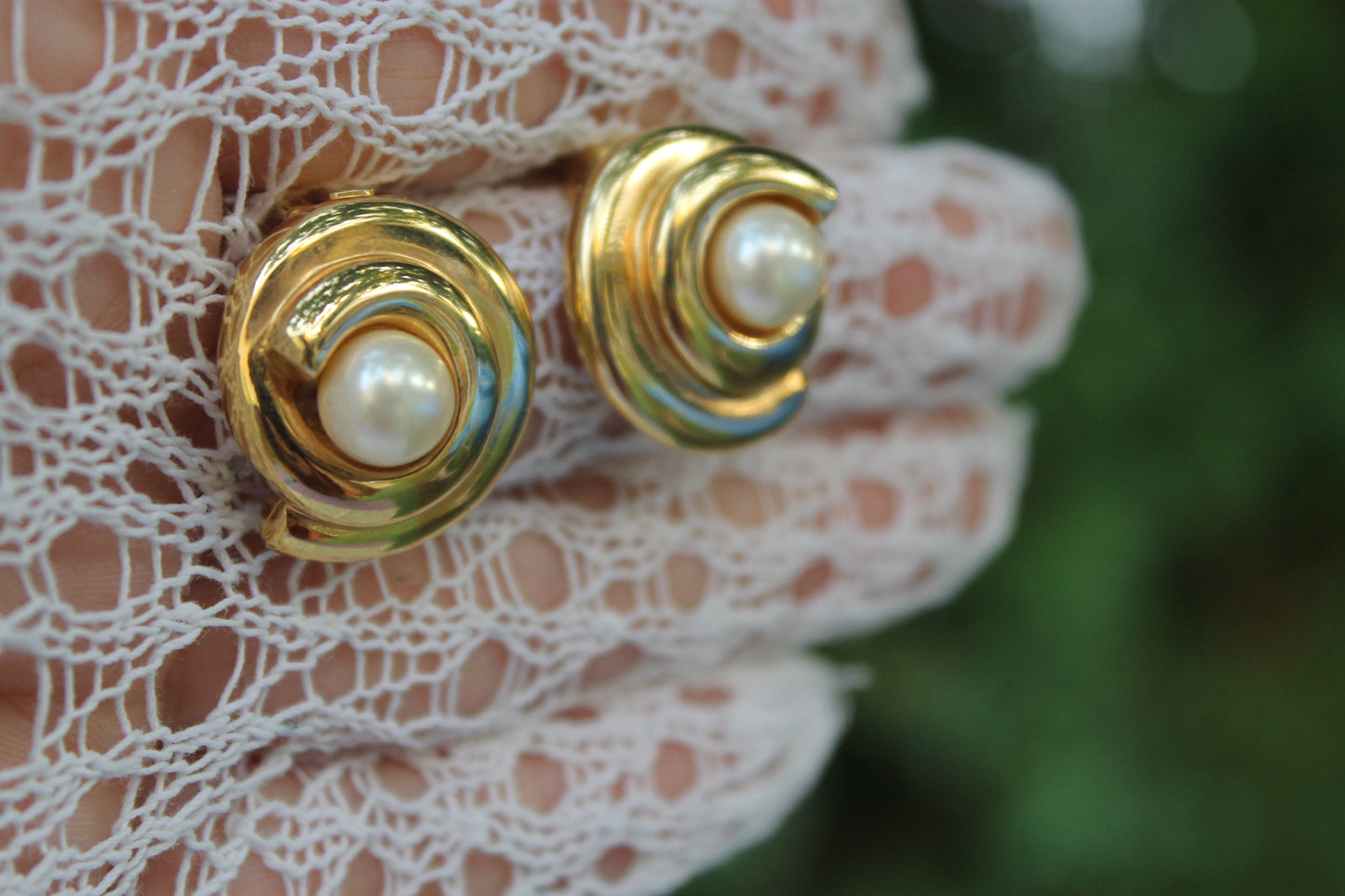 Voto Dorato - Vintage Dolman Earrings from the 90s in Gilded Metal with Pearl