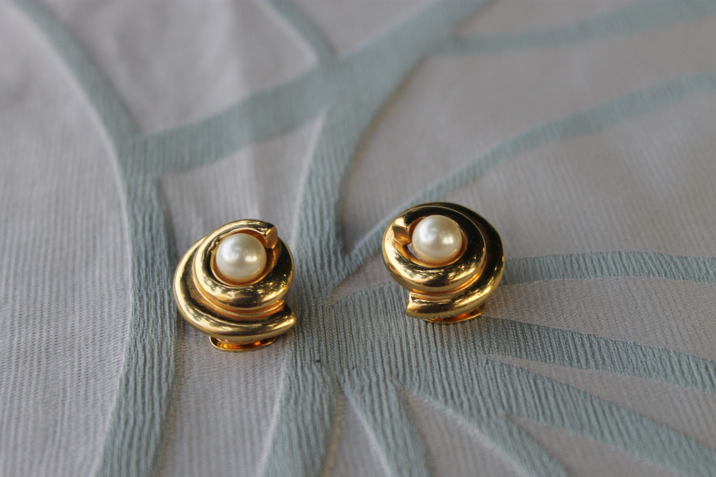 Voto Dorato - Vintage Dolman Earrings from the 90s in Gilded Metal with Pearl