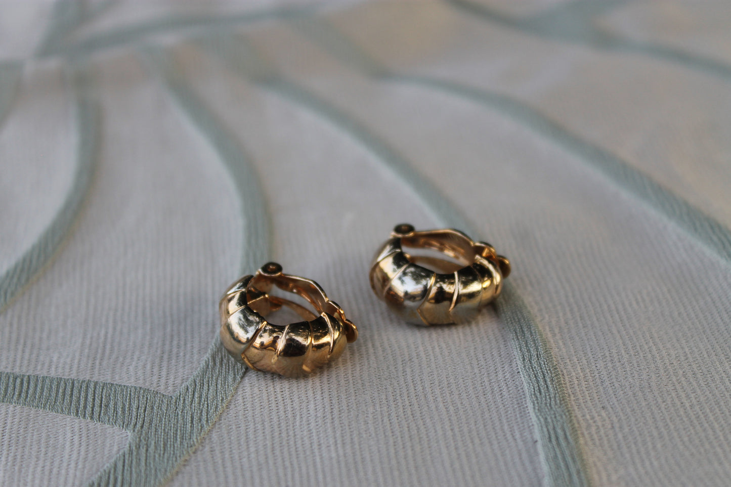 Sigillo del Sole - Vintage gold-tone metal earrings from the 1970s