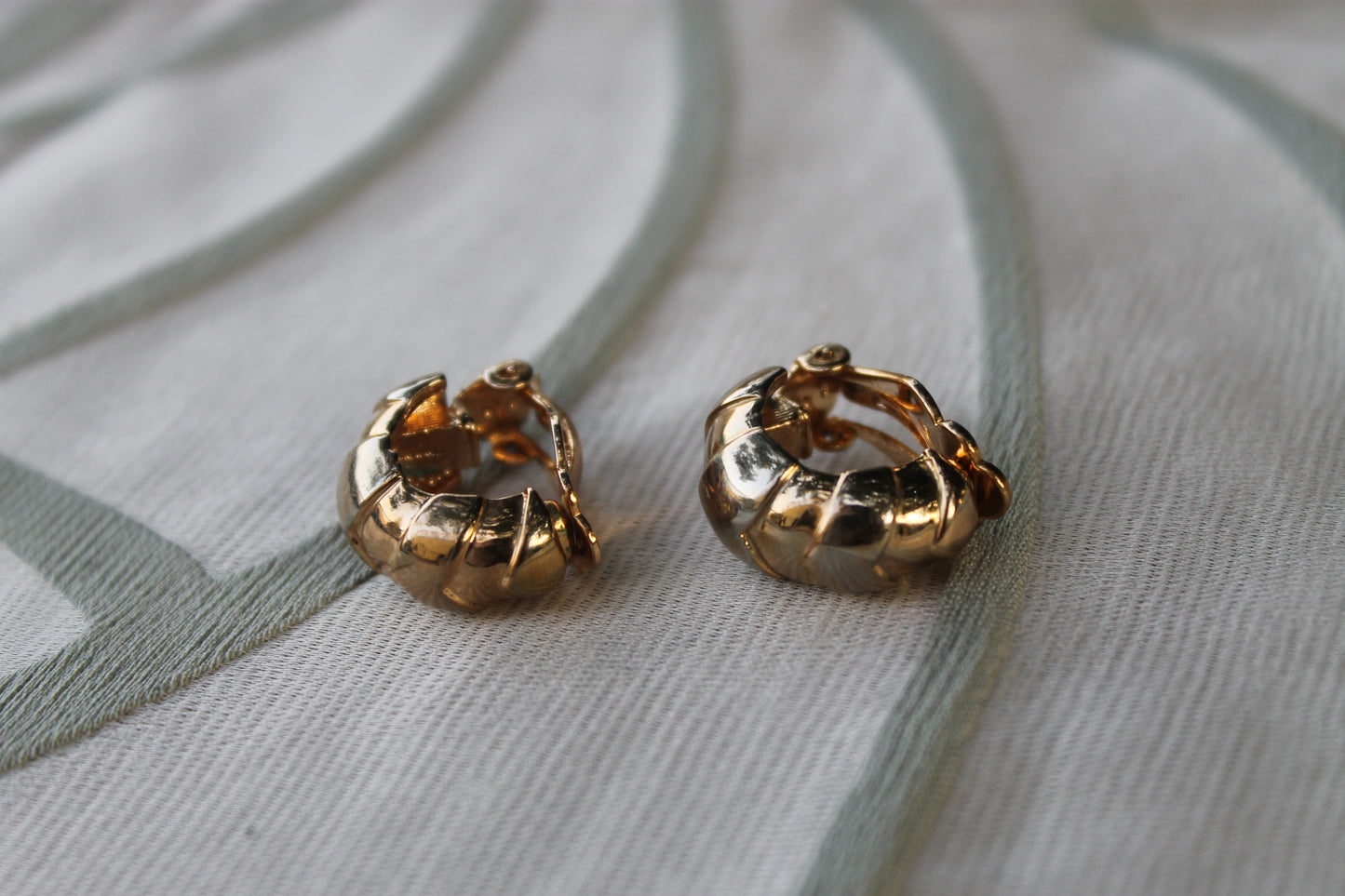 Sigillo del Sole - Vintage gold-tone metal earrings from the 1970s