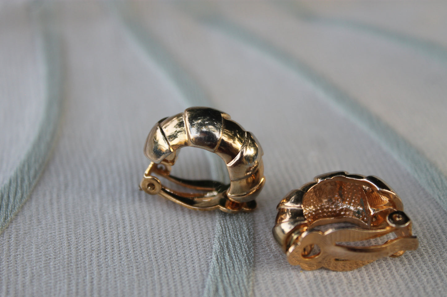 Sigillo del Sole - Vintage gold-tone metal earrings from the 1970s
