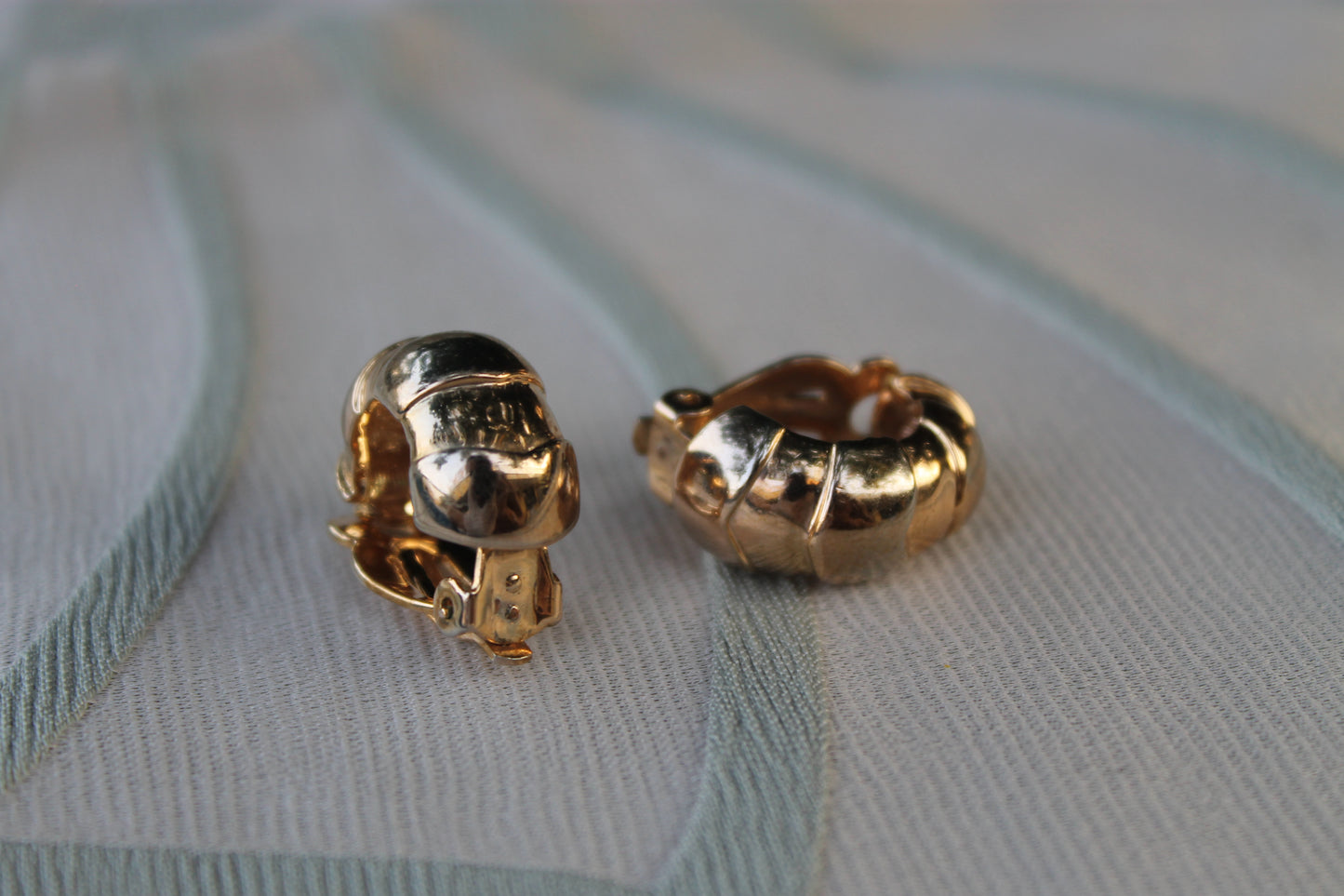 Sigillo del Sole - Vintage gold-tone metal earrings from the 1970s