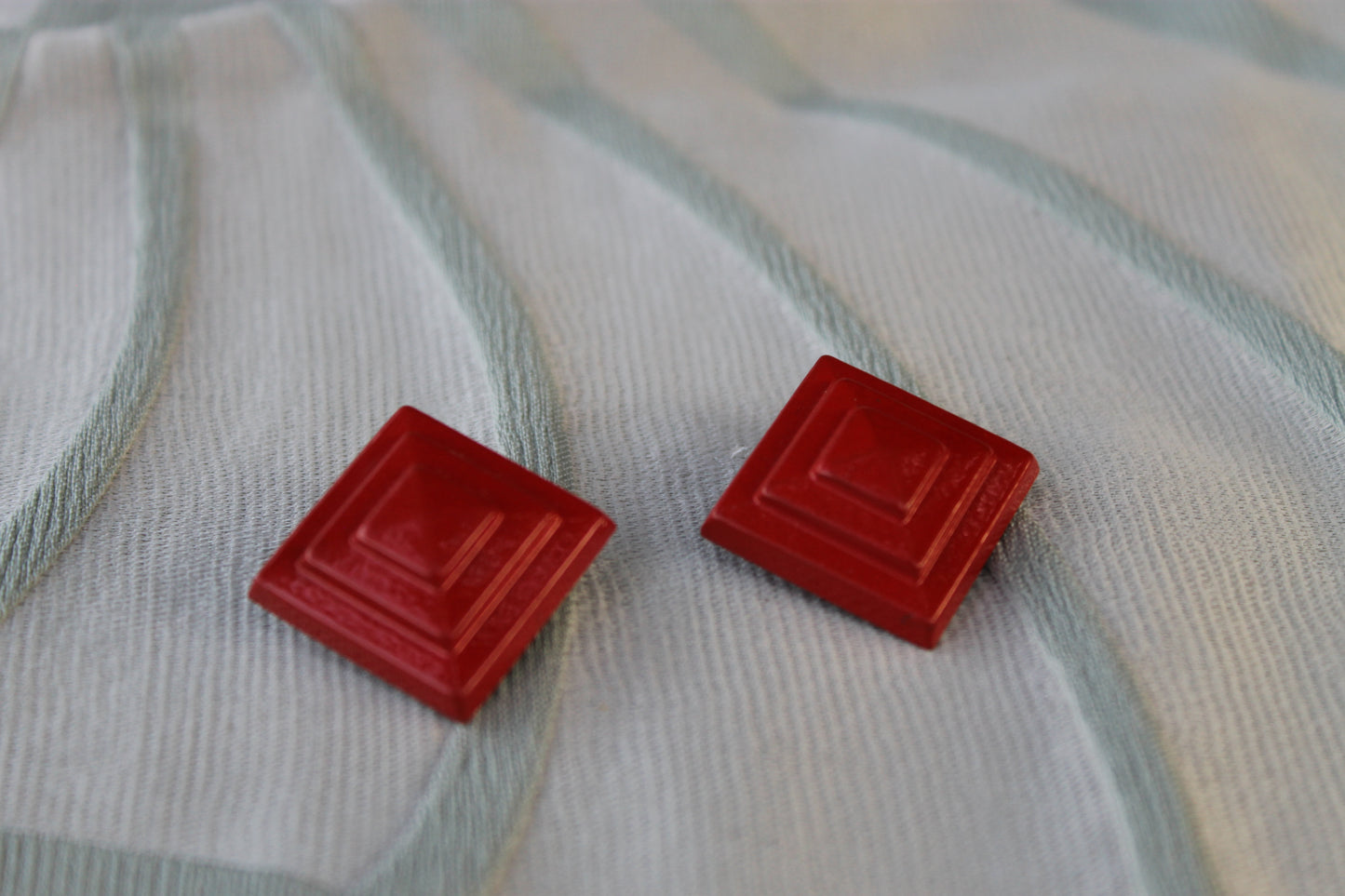 Geometria del Desiderio - Vintage red lucite earrings from the 1950s