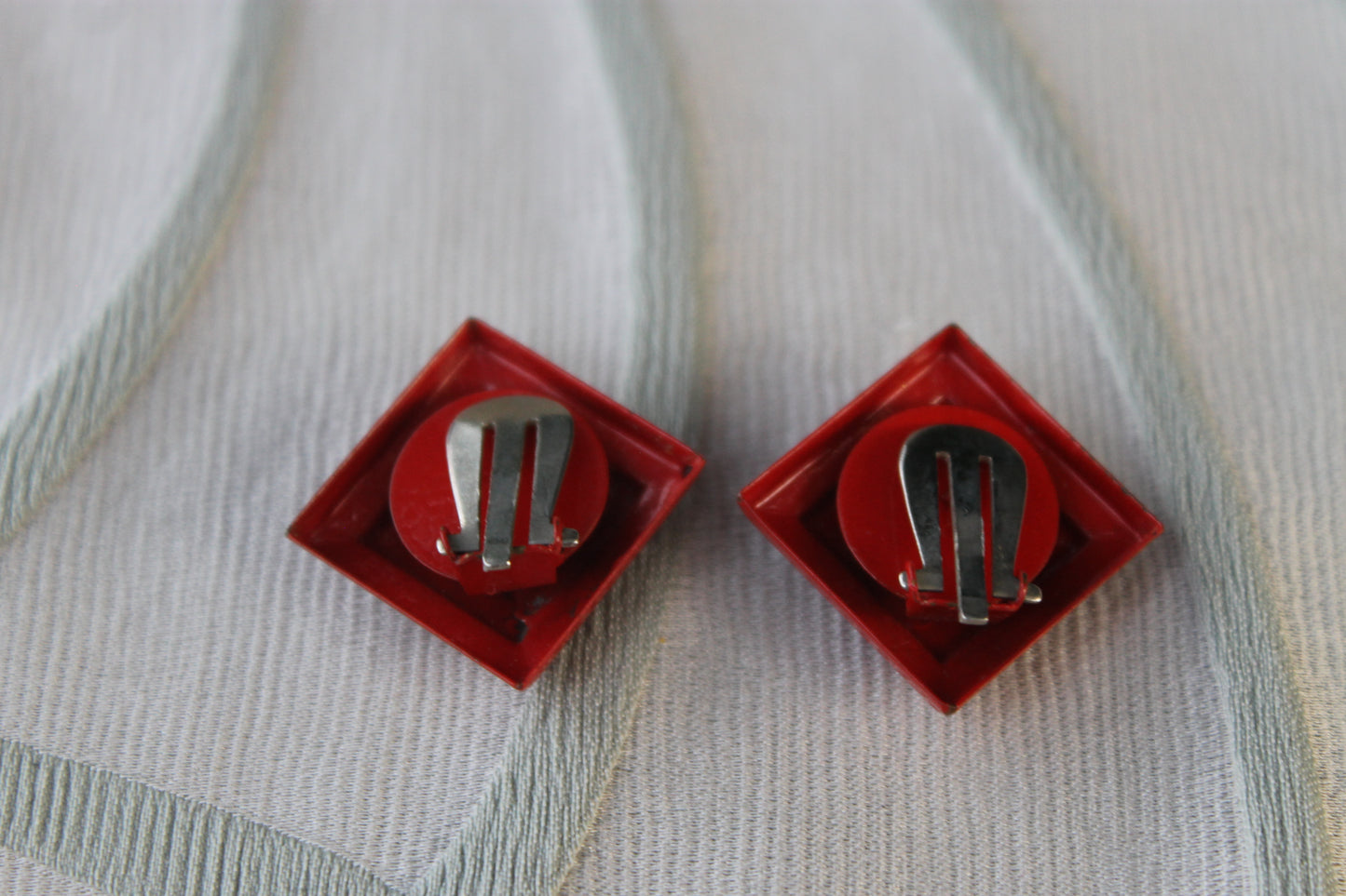 Geometria del Desiderio - Vintage red lucite earrings from the 1950s