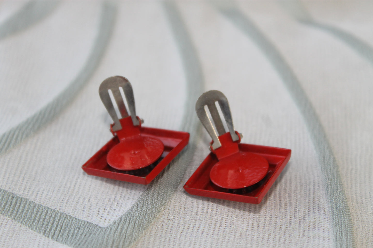 Geometria del Desiderio - Vintage red lucite earrings from the 1950s