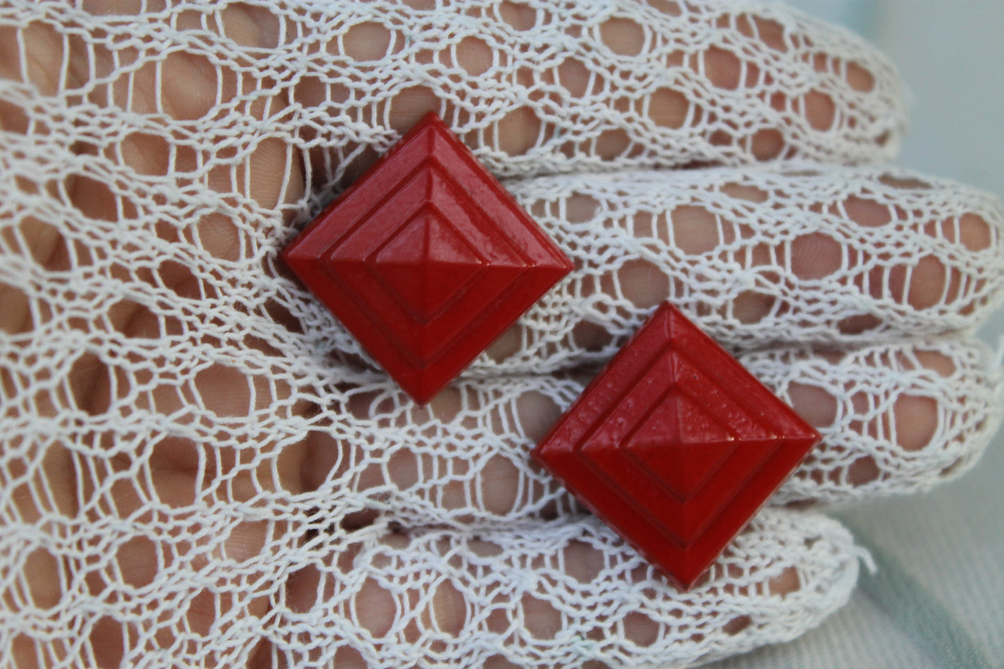 Geometria del Desiderio - Vintage red lucite earrings from the 1950s
