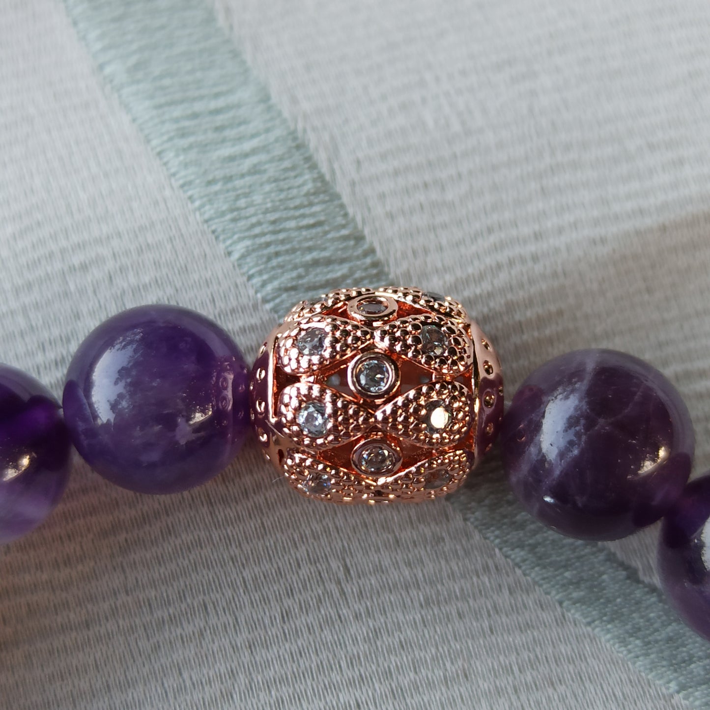 Respiro d’Ametista – Bracelet with amethyst and decorated copper