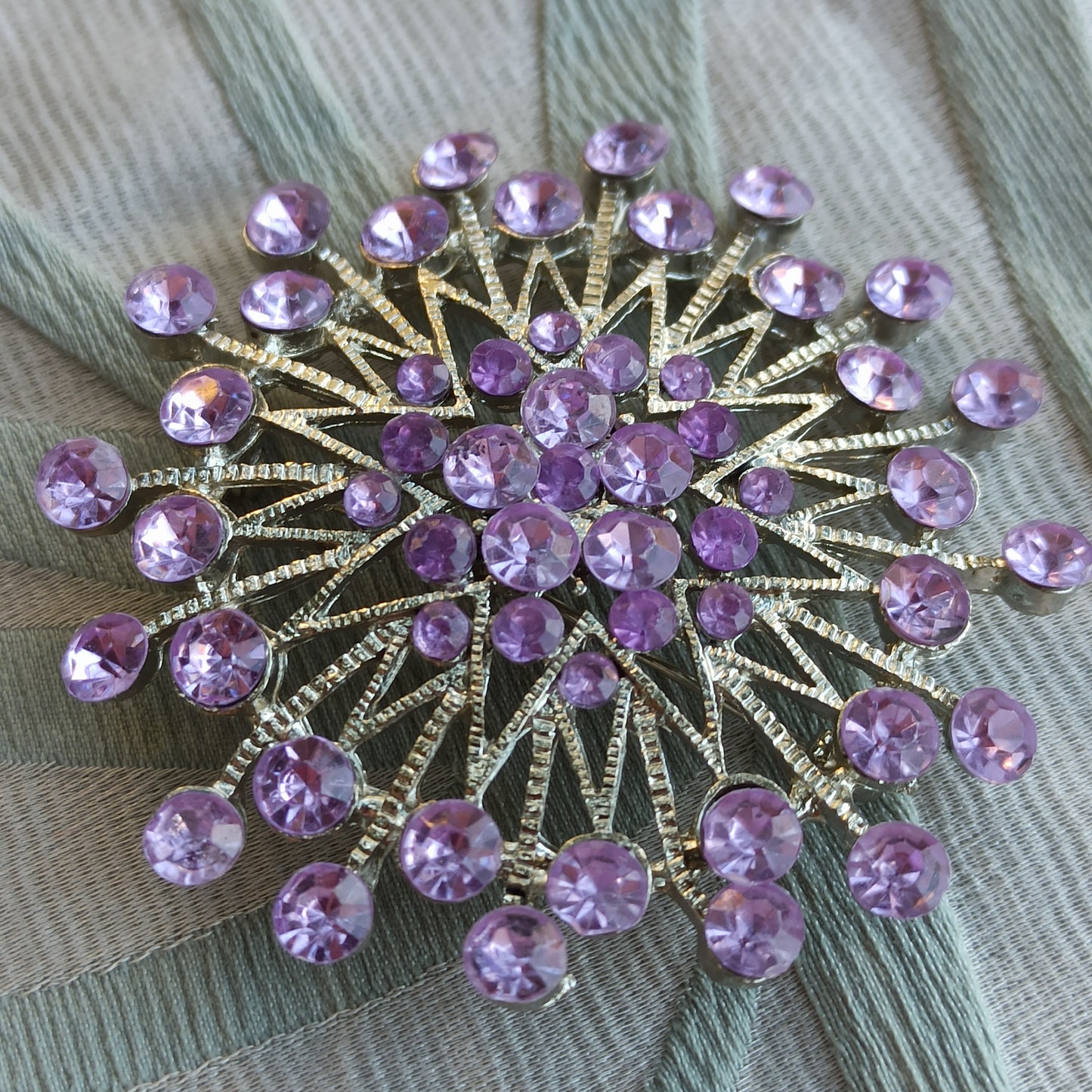 Fiato di Luce - Vintage brooch in silver-toned metal with amethyst rhinestones