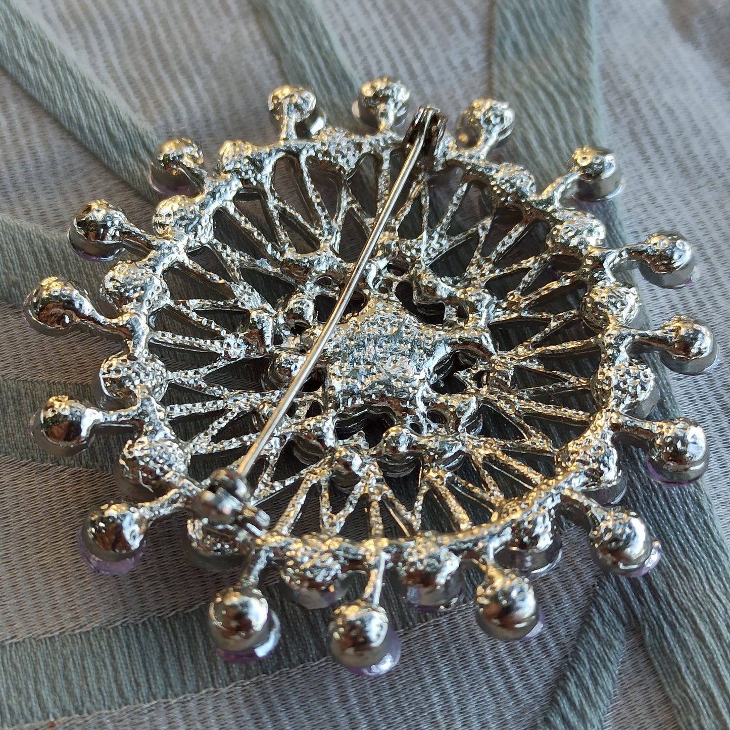 Fiato di Luce - Vintage brooch in silver-toned metal with amethyst rhinestones