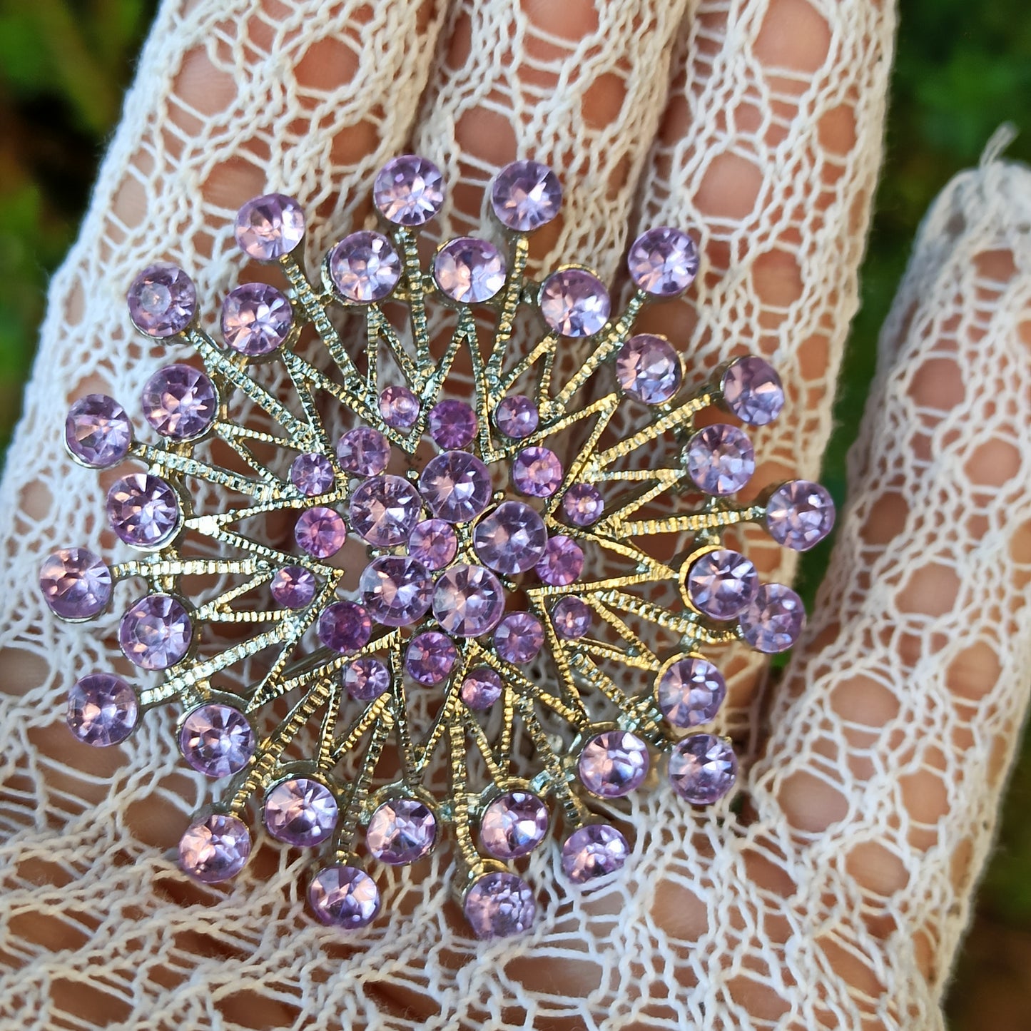 Fiato di Luce - Vintage brooch in silver-toned metal with amethyst rhinestones