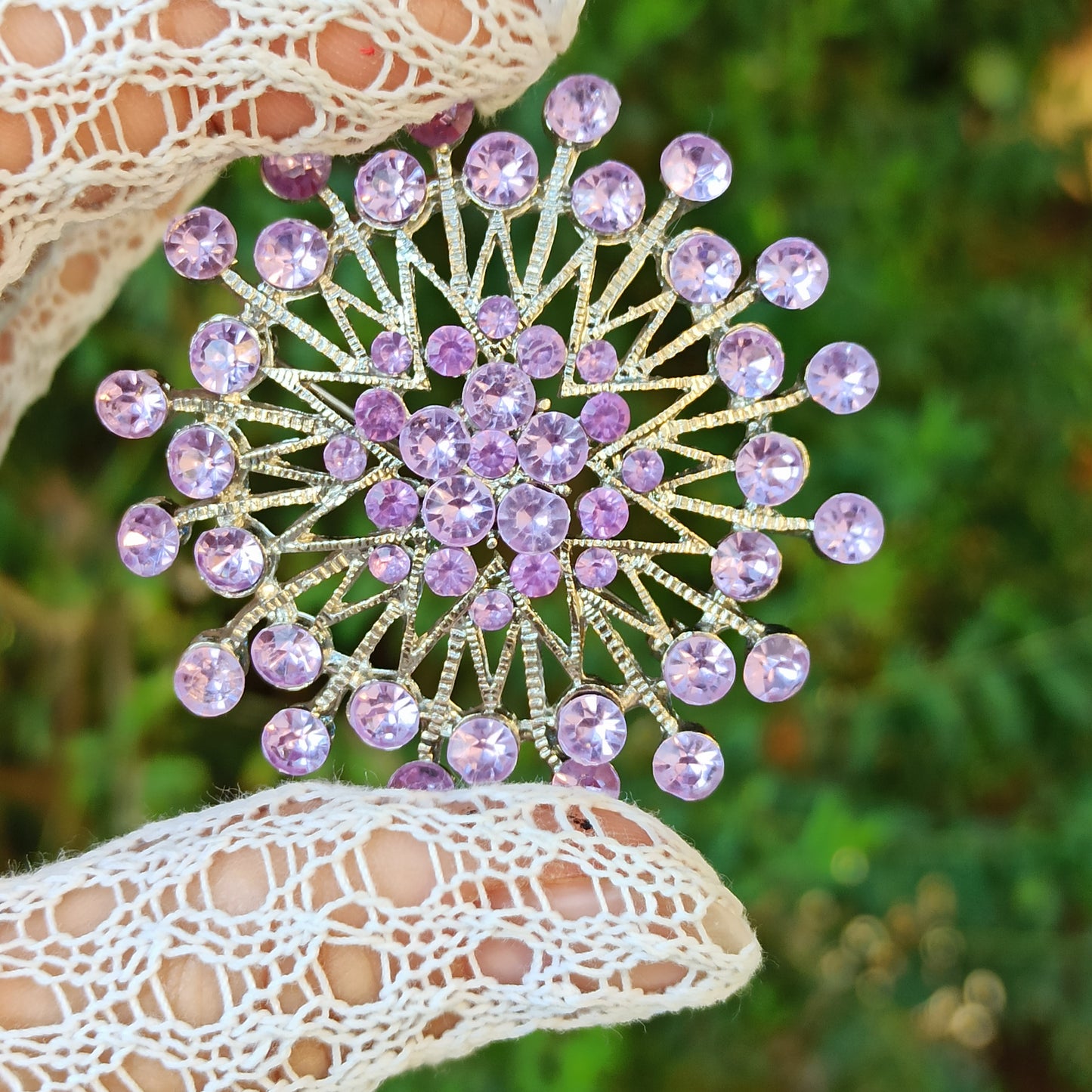 Fiato di Luce - Vintage brooch in silver-toned metal with amethyst rhinestones