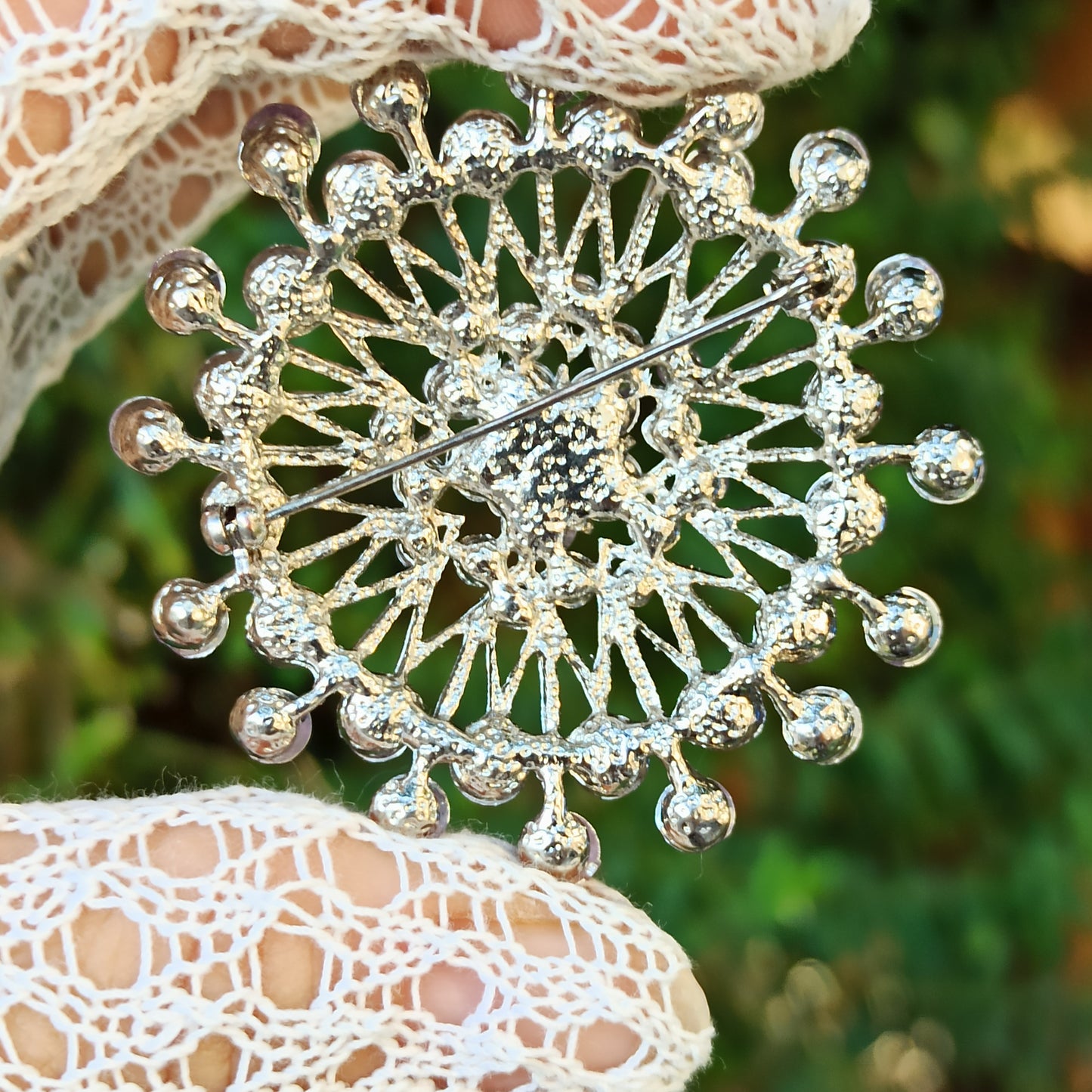 Fiato di Luce - Vintage brooch in silver-toned metal with amethyst rhinestones