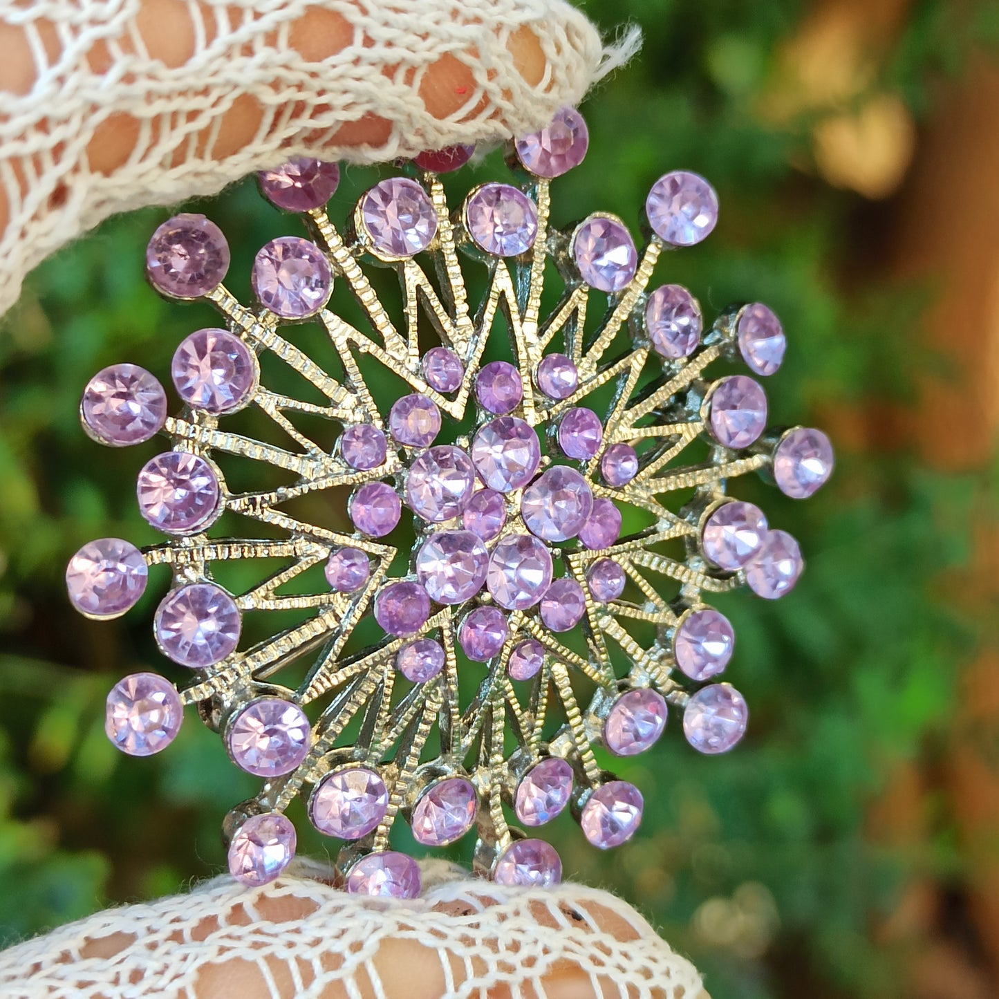 Fiato di Luce - Vintage brooch in silver-toned metal with amethyst rhinestones
