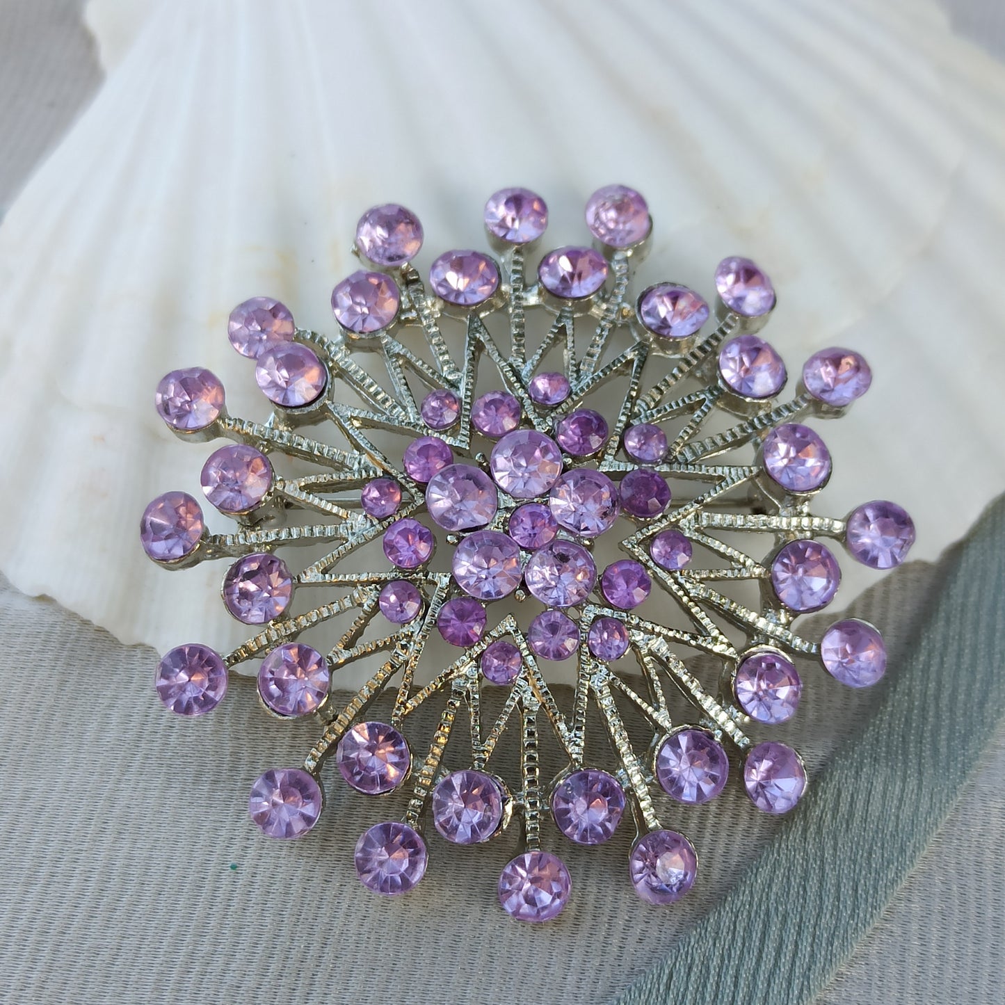 Fiato di Luce - Vintage brooch in silver-toned metal with amethyst rhinestones