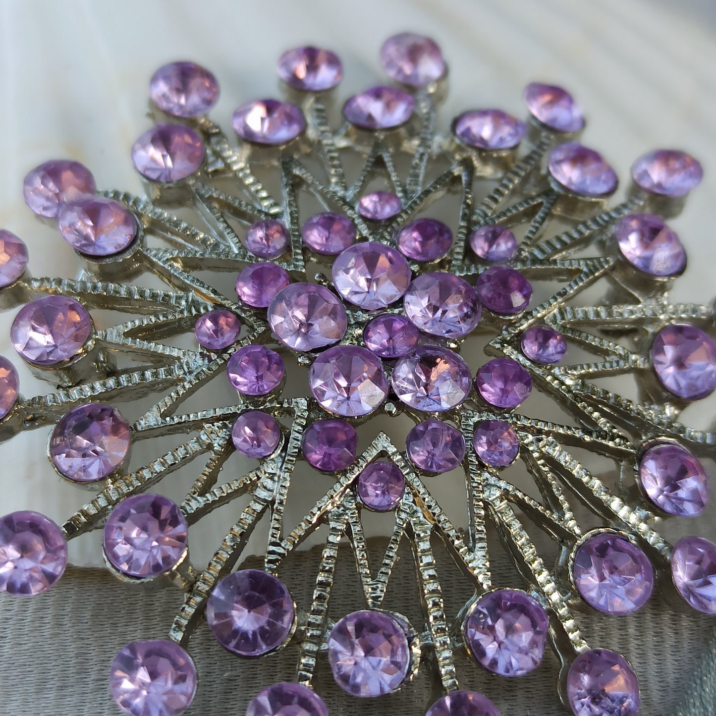 Fiato di Luce - Vintage brooch in silver-toned metal with amethyst rhinestones