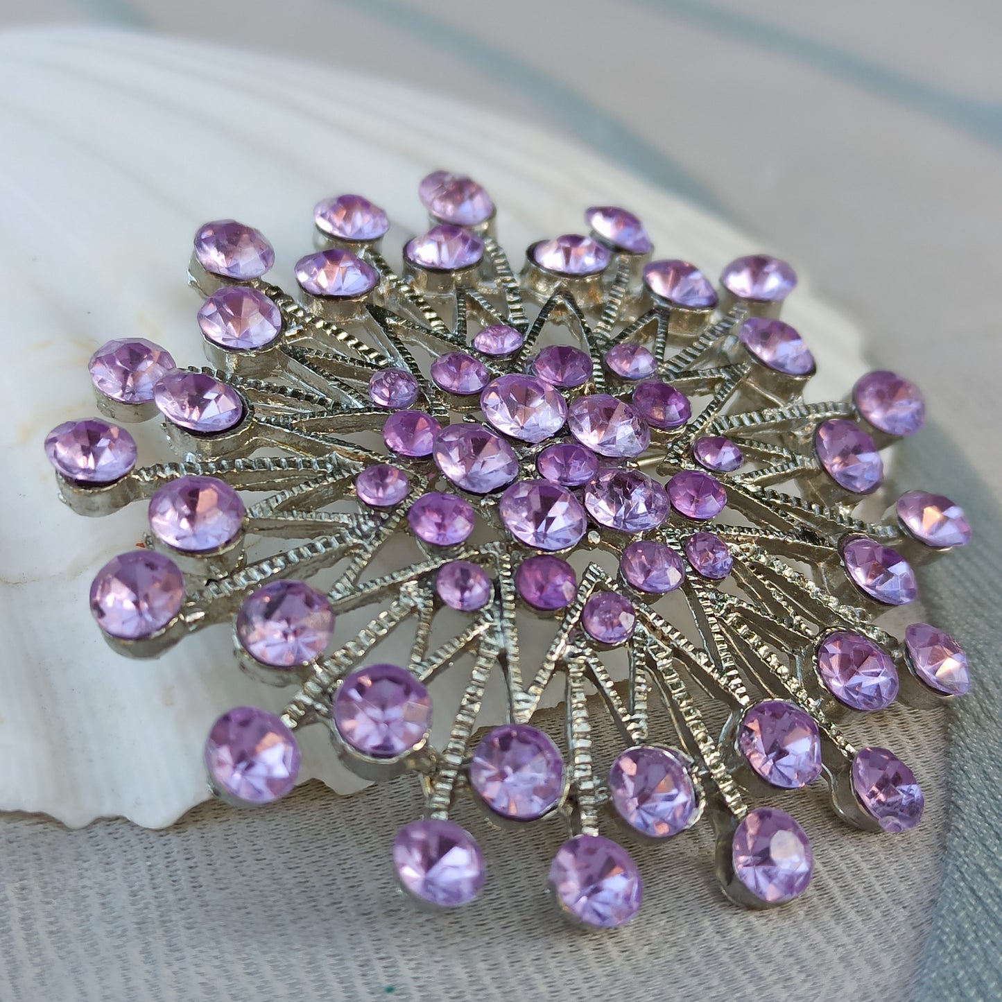 Fiato di Luce - Vintage brooch in silver-toned metal with amethyst rhinestones
