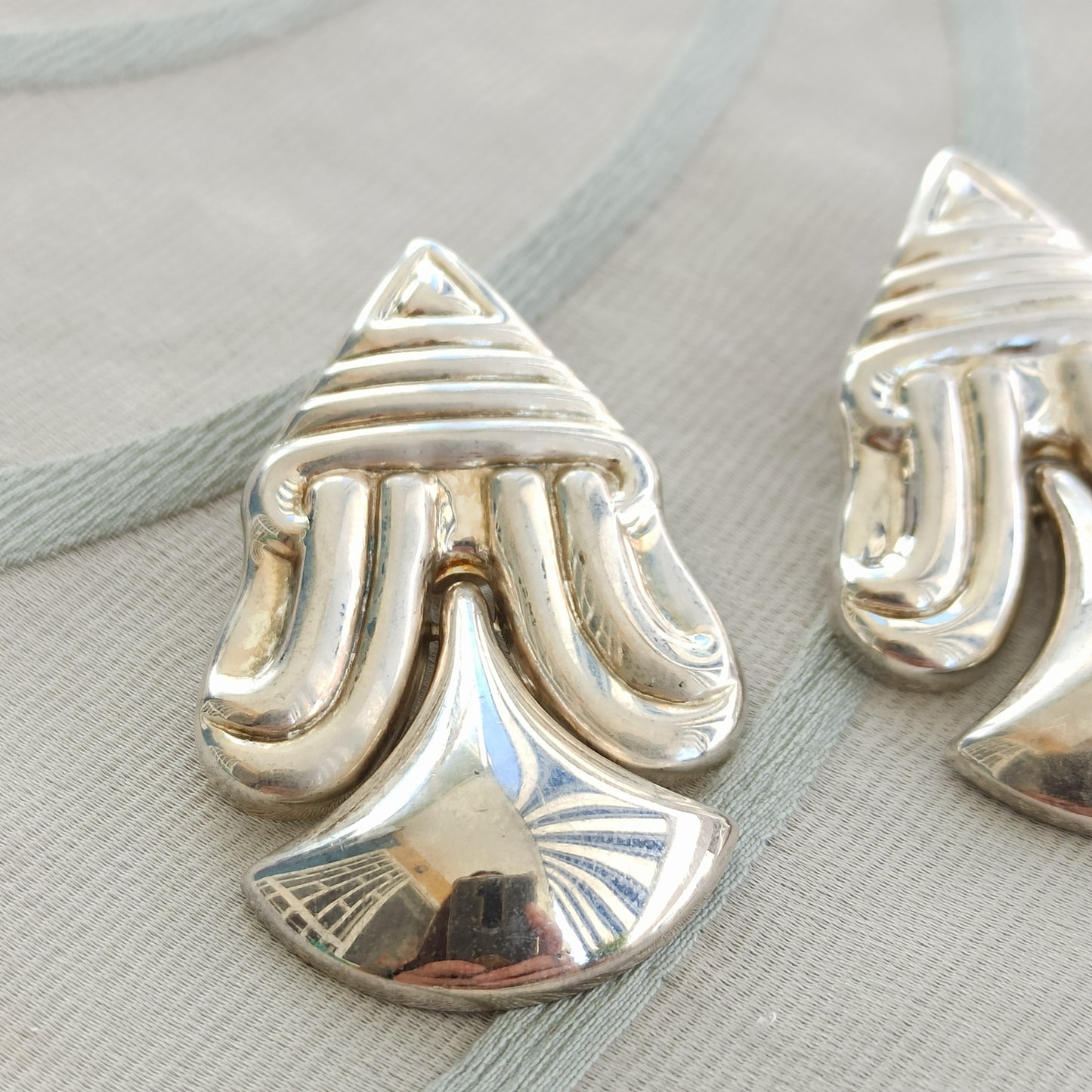 Vintage Silver-Tone Ethnic Clip-On Earrings - Sigillo del Deserto