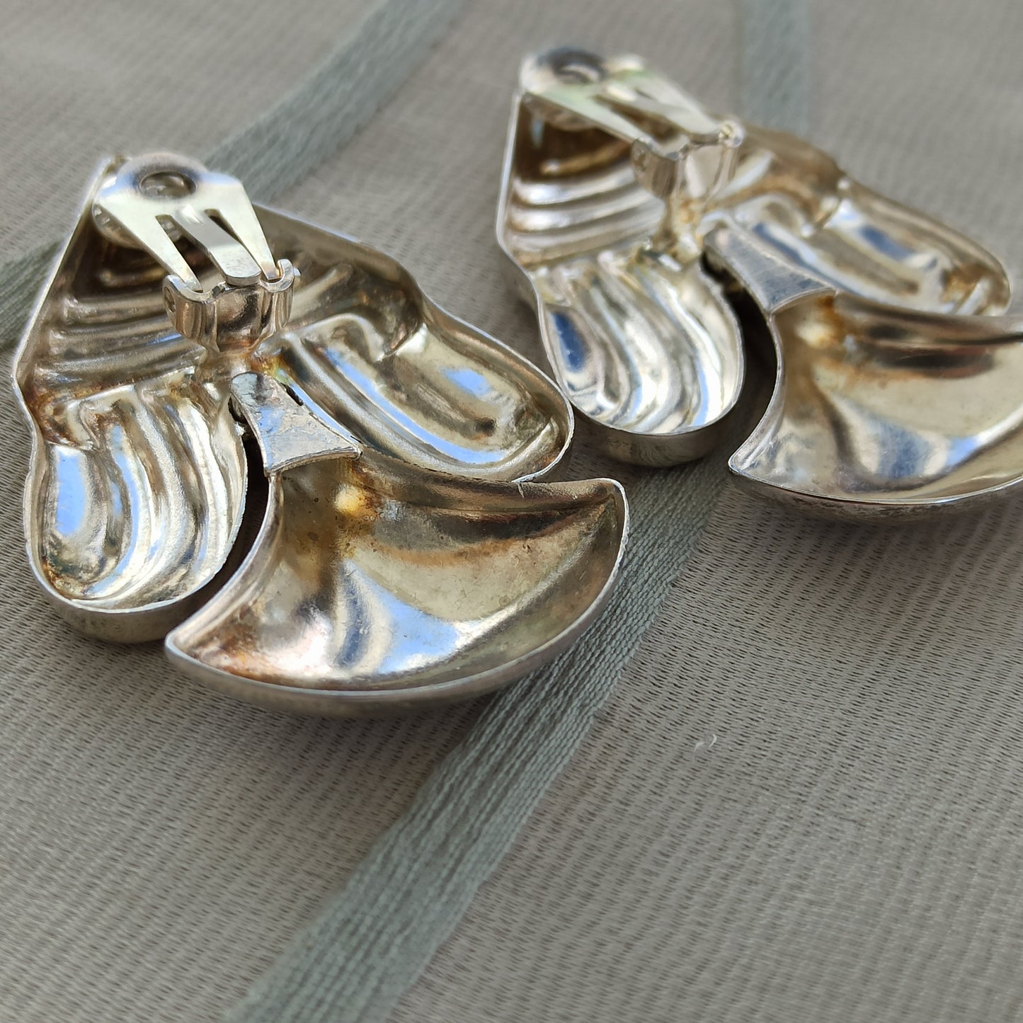 Vintage Silver-Tone Ethnic Clip-On Earrings - Sigillo del Deserto