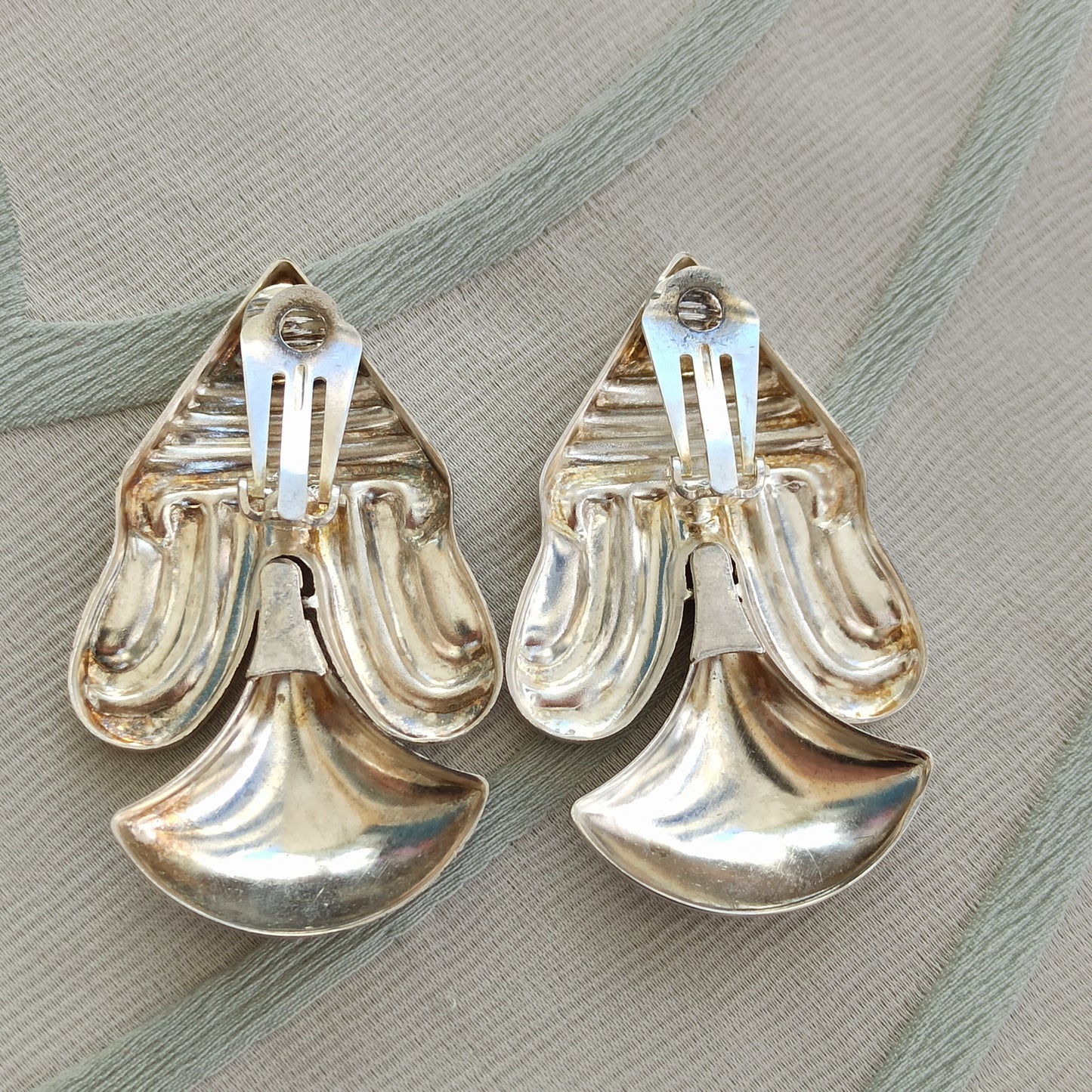 Vintage Silver-Tone Ethnic Clip-On Earrings - Sigillo del Deserto