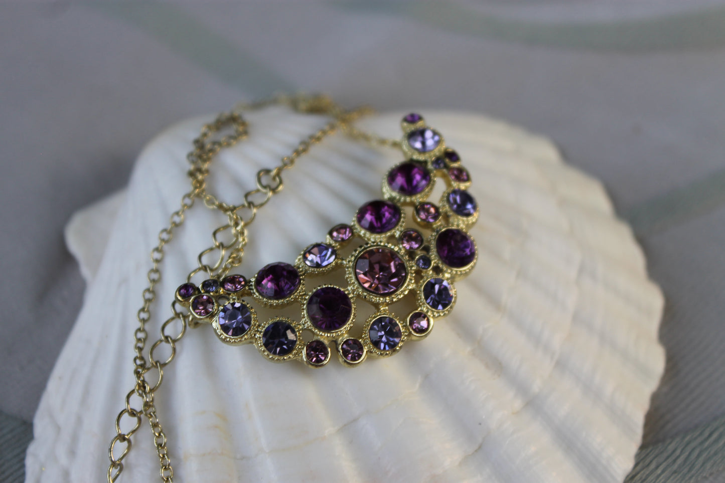 Lacrime di Aurora - Avon necklace in golden metal with pink and purple crystals