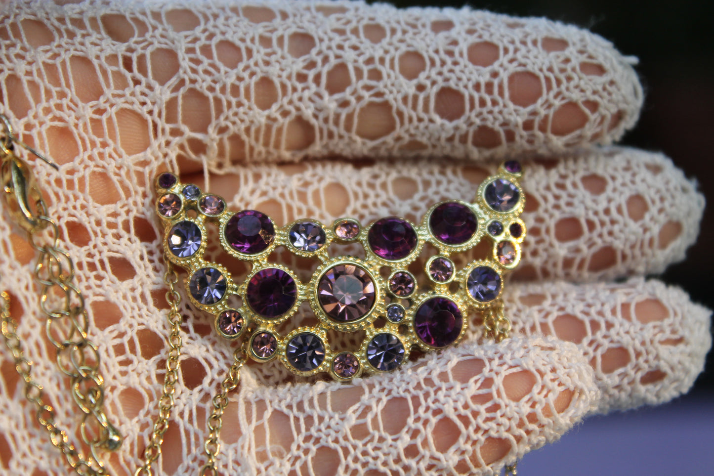 Lacrime di Aurora - Avon necklace in golden metal with pink and purple crystals
