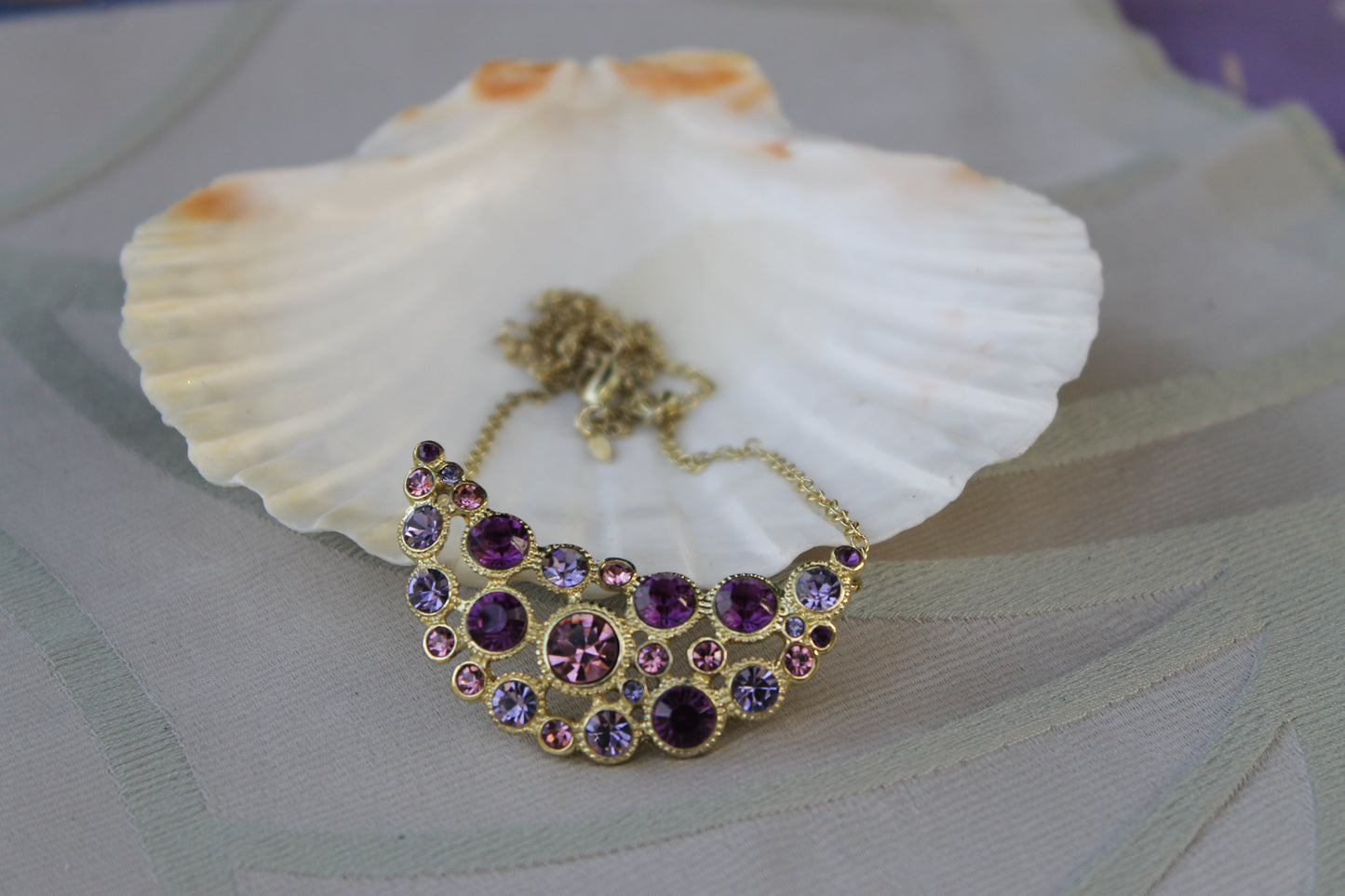 Lacrime di Aurora - Avon necklace in golden metal with pink and purple crystals