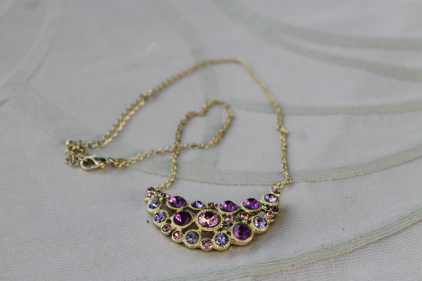 Lacrime di Aurora - Avon necklace in golden metal with pink and purple crystals