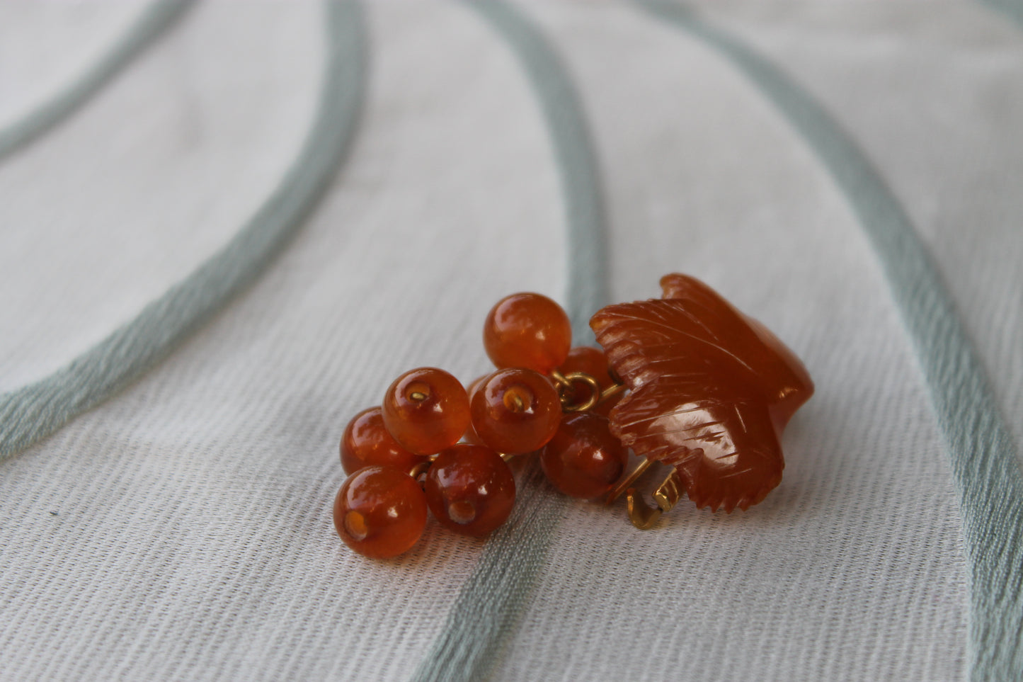Vite Dormiente - Vintage Brooch in Baltic Amber and Gilded Metal