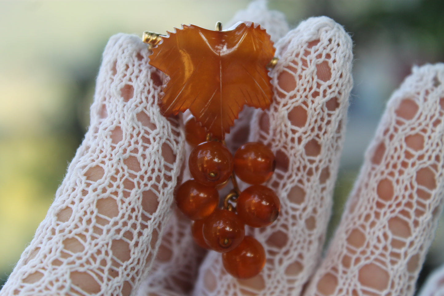 Vite Dormiente - Vintage Brooch in Baltic Amber and Gilded Metal