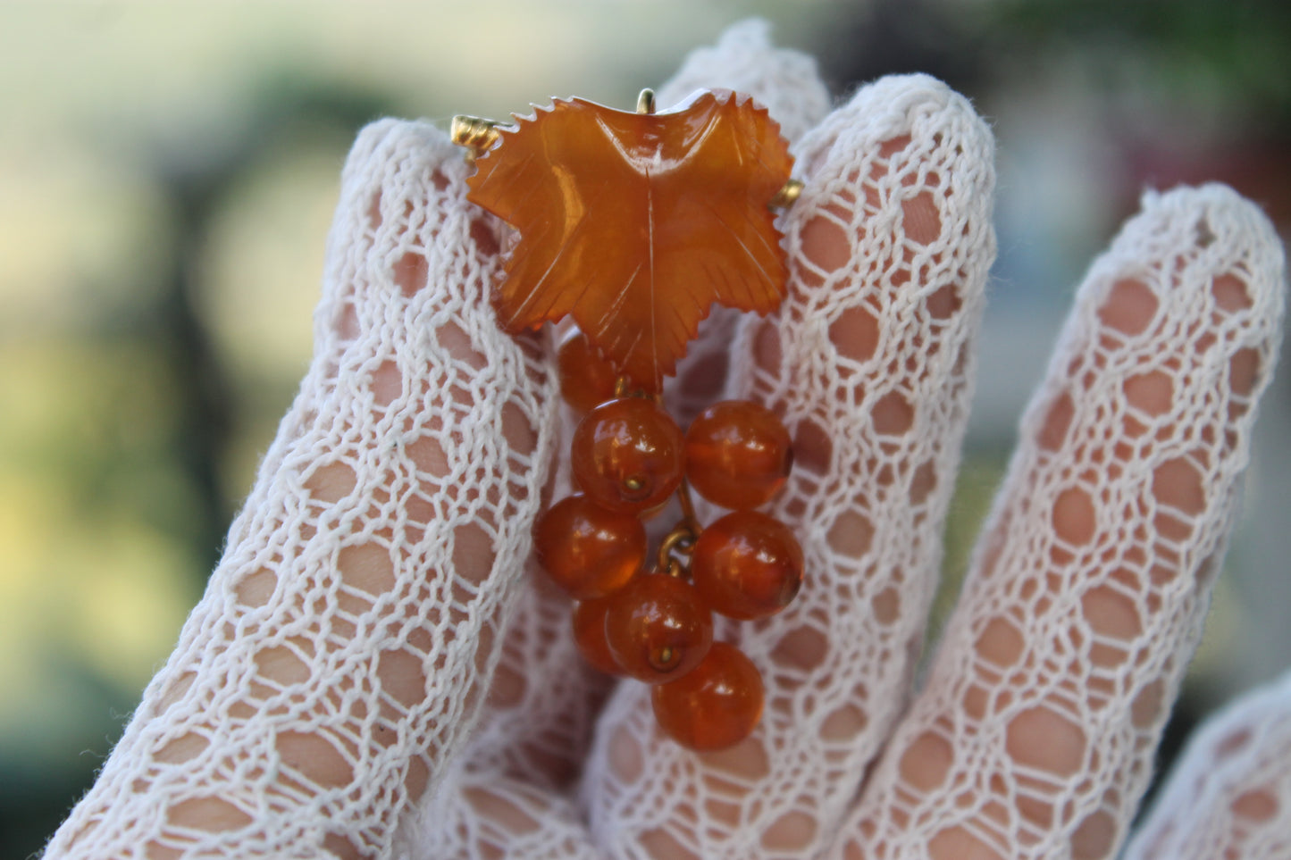 Vite Dormiente - Vintage Brooch in Baltic Amber and Gilded Metal