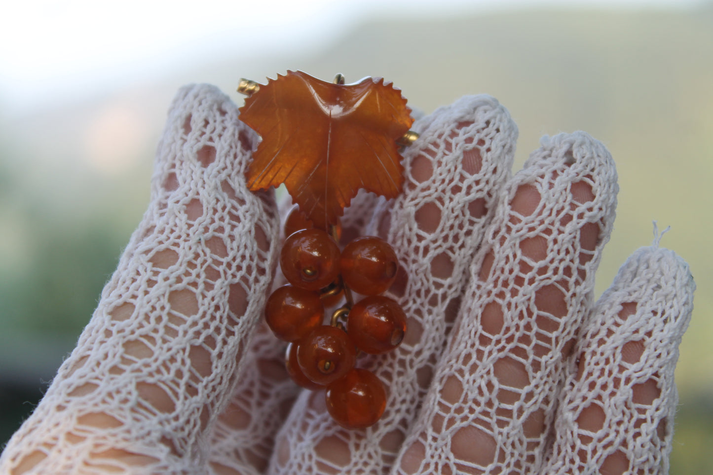 Vite Dormiente - Vintage Brooch in Baltic Amber and Gilded Metal