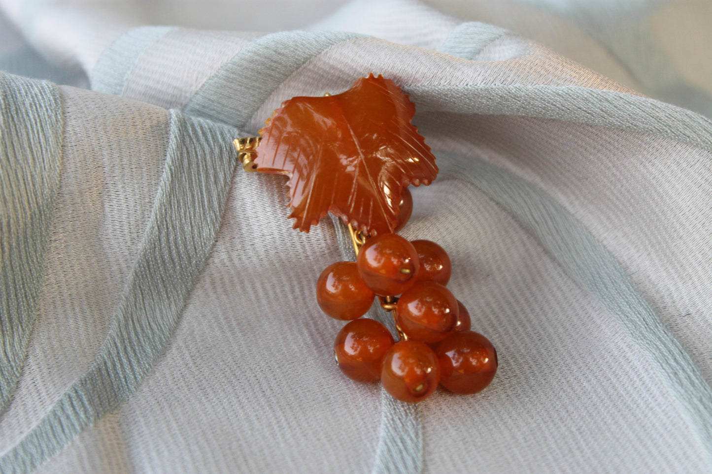 Vite Dormiente - Vintage Brooch in Baltic Amber and Gilded Metal