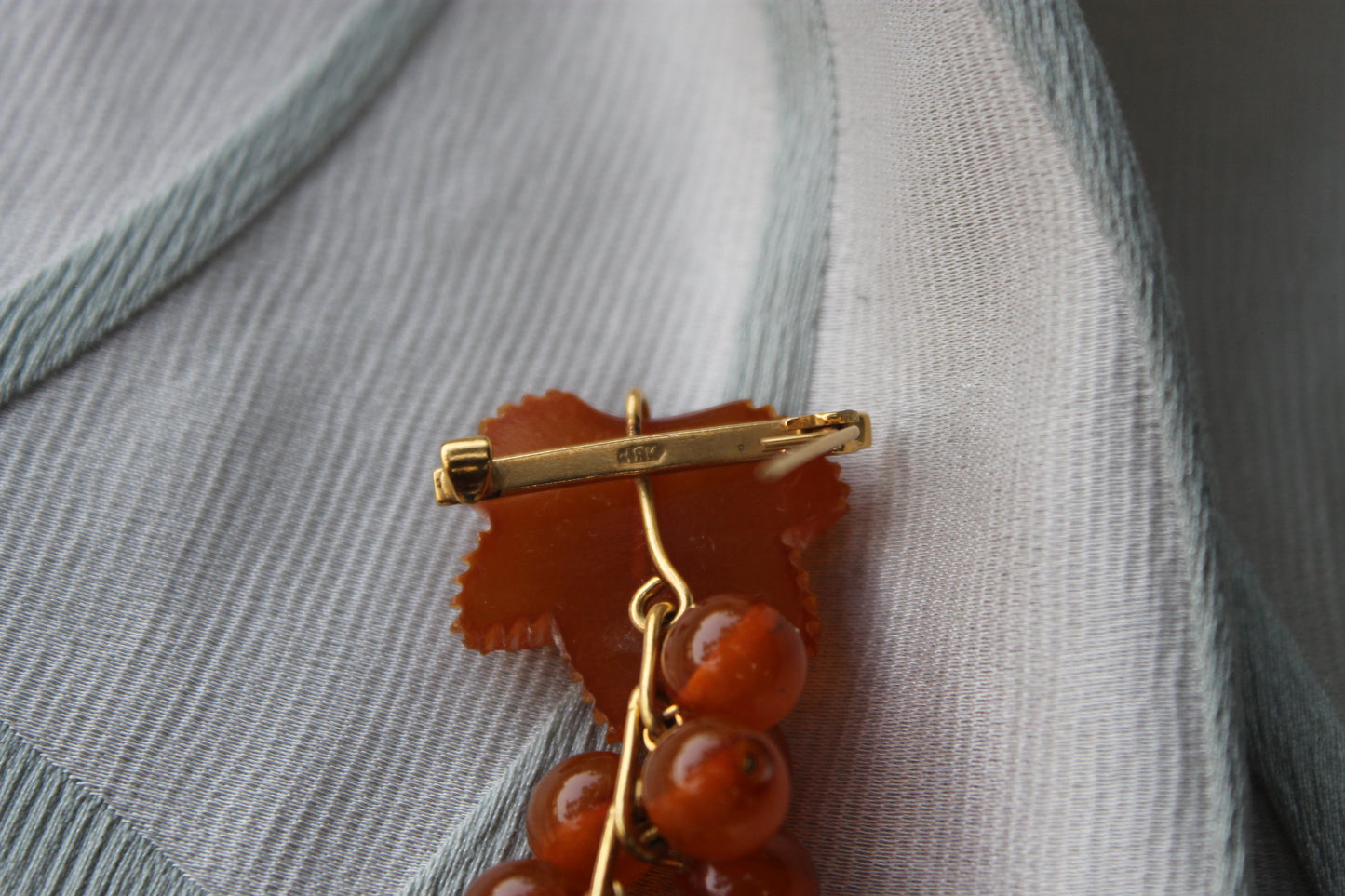 Vite Dormiente - Vintage Brooch in Baltic Amber and Gilded Metal