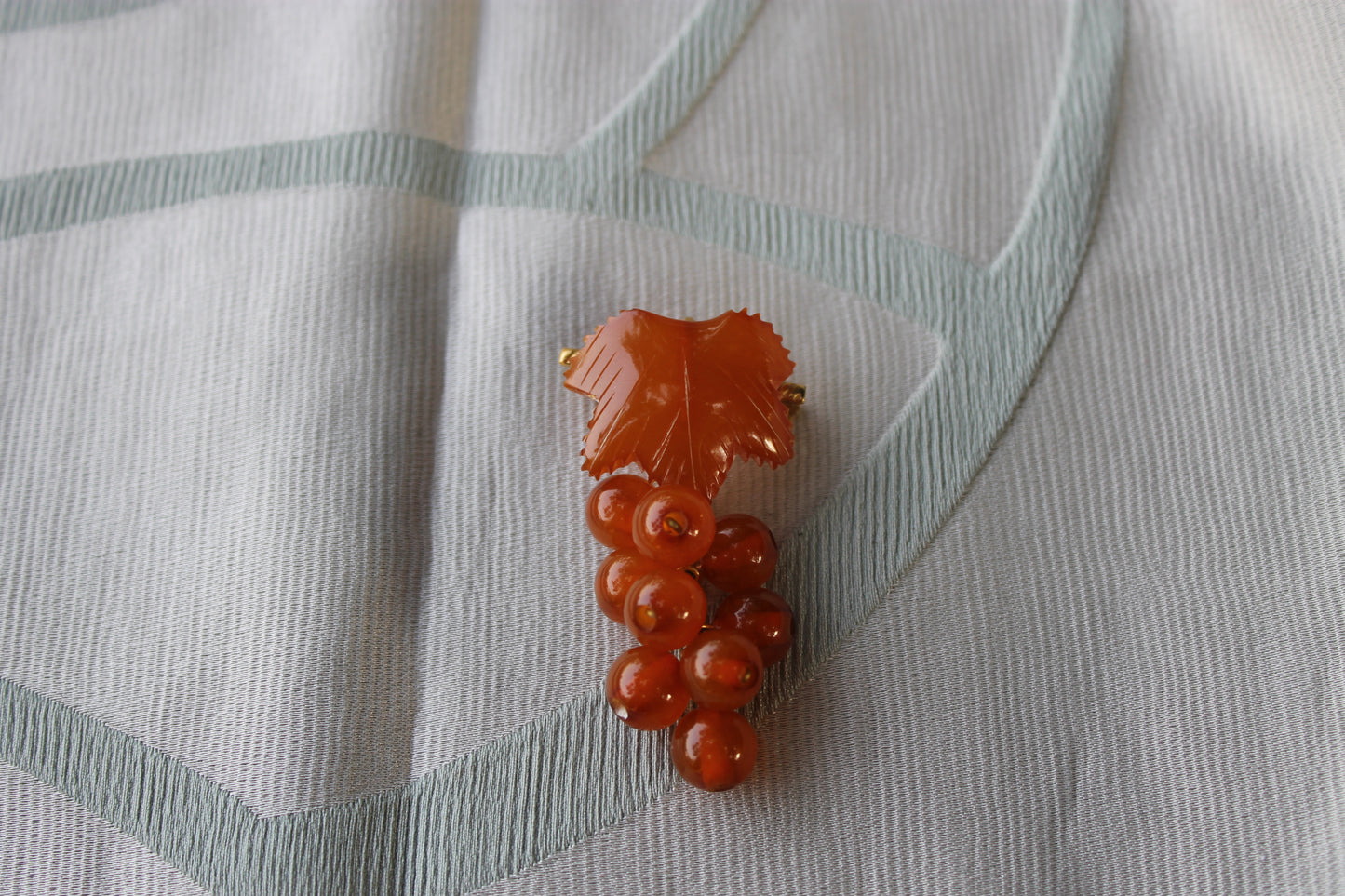 Vite Dormiente - Vintage Brooch in Baltic Amber and Gilded Metal