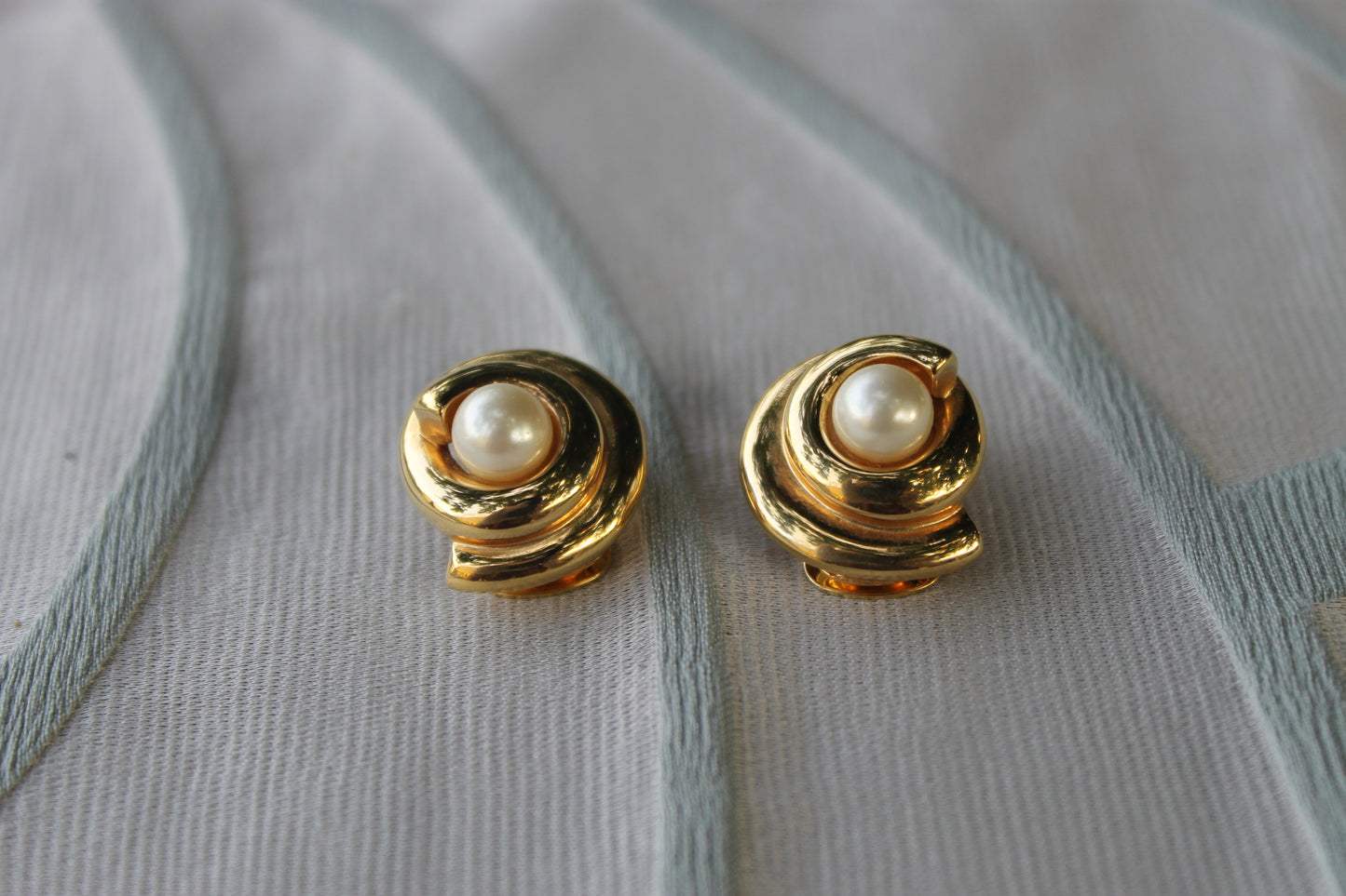 Voto Dorato - Vintage Dolman Earrings from the 90s in Gilded Metal with Pearl